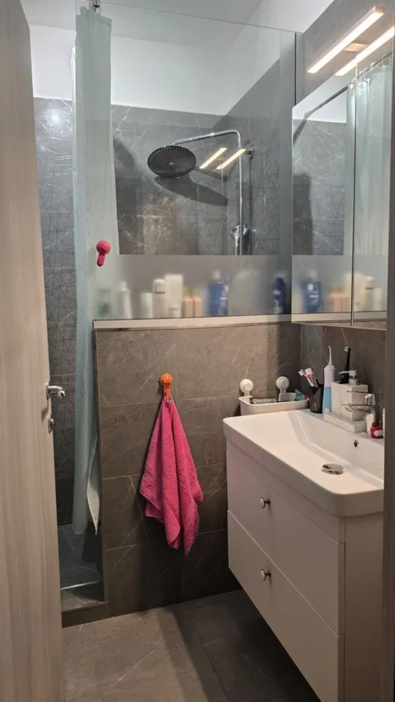 3 camere Exigent Parcul Liniei Lujerului Plaza AFI Drumul Taberei Poli - Particular ofer spre vânzare apartament cu 3 camere Complexul Exigent Plaza, faza 5, An 2024, situat la et 1/11 cu orientare pe 2 laturi, V și N și vedere liberă. Vă puteți bucura de soare si lumina atât la răsărit cat și la apus. Se vinde mobilat și utilat cu mașina de spălat rufe și vase, uscător de rufe, frigider mare, 2 unități de AC, hotă cu tiraj mare ce are diametrul de 150, traseu separat pt plita pe inducție, dus igienic la baie, parchet SPC, plase de insecte, multiple prize adăugate suplimentar față de cum a fost predat de dezvoltator, încălzire în pardoseală, gata de mutare. Metroul se afla la o distanță de circa 850 m până la stația Lujerului. Mall AFI și Plaza Mall foarte aproape, parcurile Liniei și Timișoara lipite de complex, 5 to Go la parter, Profi, Auchan, Carrefour, saloane de masaj, barbershop, epilare, etc în incinta complexului.
Se poate vinde separat de prețul apartamentului și loc de parcare dacă se dorește.
Colaborez cu agenții dar nu ofer comision.