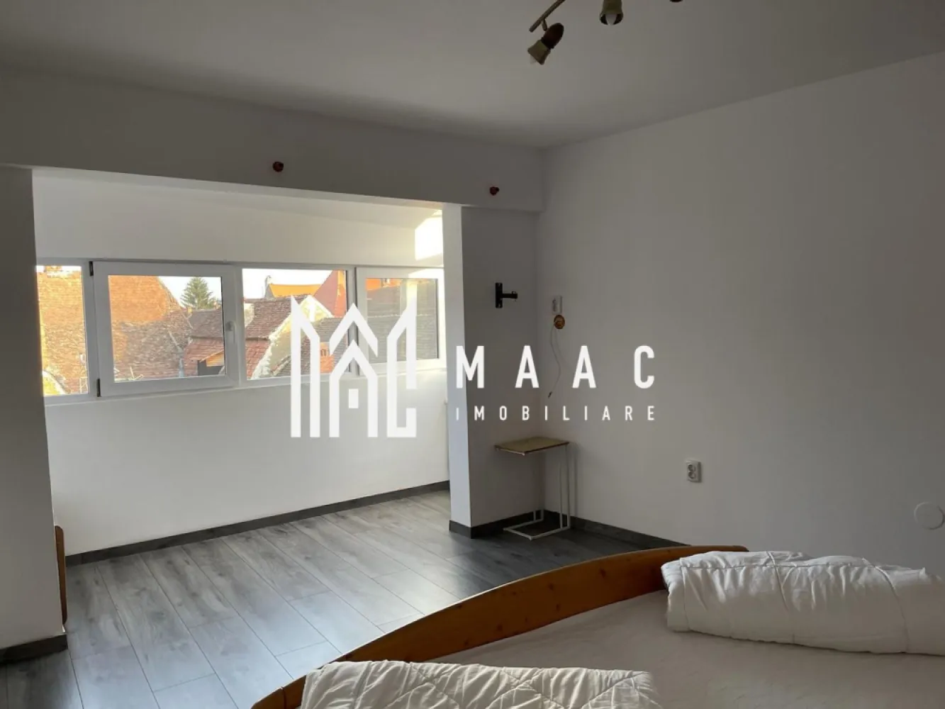 Casa individuala | P+2+M | 330 MP | Zona Centrala - MAAC Imobiliare va prezinta o casa ideală pentru investiție, în regim hotelier, închiriere pe termen lung sau locuință multifamilială. Casa este dispusă astfel: Parter, Etaj 1, Etaj 2 și Mansardă, cu aproximativ 90 mp utili pe fiecare nivel cu suprafata utila de 330 mp in zona Centrala a Sibiului.

Caracteristici:
Tip proprietate: Casă individuală
Regim de înălțime: Parter + Etaj 1 + Etaj 2 + Mansardă
Suprafață utilă: 330 mp
An construcție: 2000 (extindere realizată pe fundația unei case vechi)
Curte: Comună, situată în partea din spate a imobilului

Compartimentare pe niveluri:
Parter:
3 studiouri individuale, fiecare cu baie proprie
1 studio afectat, necesită renovare 

Etajul 1:
Alte 3 studiouri, complet funcționale
Potențial ridicat de închiriere în regim hotelier sau Airbnb

Etajul 2:
Living, dormitor, 2 băi

Mansardă:
2 camereluminoase, 1 baie
Accesul se face direct din Etajul 2, nivelurile fiind interconectate.

Puncte forte ale proprietății:
Amplasare centrala cu acces facil către toate punctele de interes
Toate utilitățile disponibile

Pentru mai multe detalii precizati telefonic ca ati vazut anuntul cu ID: CP2574850