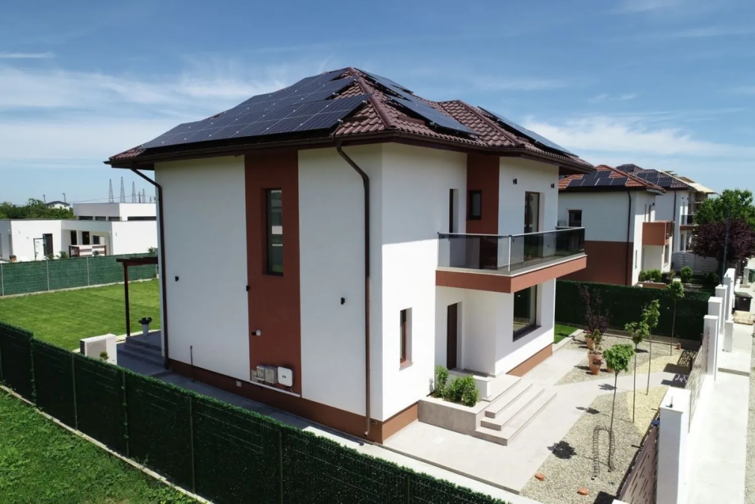 Balotesti vila P+1, 315 mp, teren 700 - Vila P+1, 315 mp, teren 700 mp. Vila eleganta, cu arhitectura moderna si spatii generoase pentru o familie activa ce doreste confort. Curte complet amenajata, terasa si alei placate cu granit, sistem automatizat de irigatii, pompa de caldura si sistem fotovoltaic performant. Interior luminos, living spatios, 3 dormitoare si 3 bai. Incalzirea in pardoseala cu reglaj zonal, inclusiv in bai, izolatia de calitate, garanteaza un consum minim de energie, casa indeplinind cel mai inalt standard de eficienta energetica nZeb. Comision 0%. Posibilitate mutare imediata

1. Suprafata teren 700 mp
2. Suprafata construita 315 mp
3. Structura P+1 + pod 90 mp
4. Terasa exterioara placata cu granit 35 mp
5. Balcon 10 mp
6. Scara interioara placata cu lemn masiv ( stejar )
7. Bai placate cu marmura
8. Incalzire in pardoseala
9. Pompa de caldura Immergas hibrid 12 kw + 24 kw centrala termica ( Immergas Magis Combo V2) 
10. Instalatie fotovoltaica hibrida trifazata cu o putere de 8 kw
11. Geamuri tripan tamplarie Salamander cu 6 camere de izolare termica si garnituri triple
12. Statie de filtrare si dedurizare a apei
13. Usa intrare aluminiu cu grosime de 92 mm si pachet geam fumuriu 4 camere. 
14. Incuietoare in 5 puncte WINKHAUS cu functie zi/noapte
15. Doua locuri de parcare auto cu sistem automat de deschidere /inchidere a portii de acces auto
16. Teren 700 mp complet amenajat cu plante si gazon. Prevazut cu sistem automat de irigat si aspersoare subterane