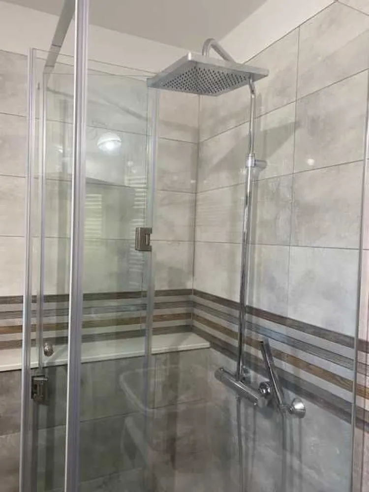 BRASADAS vinde casa tip duplex in zona Closca. - Agenția imobiliara BRASADAS vinde casa tip duplex compusa din 4 camere, 2 bucatarii, 2 bai + anexe, partial mobilat.
Rcordata la utilitati : apa, gaz, curent.
Suprafata totala 608 mp.
Www.brasadas.com.