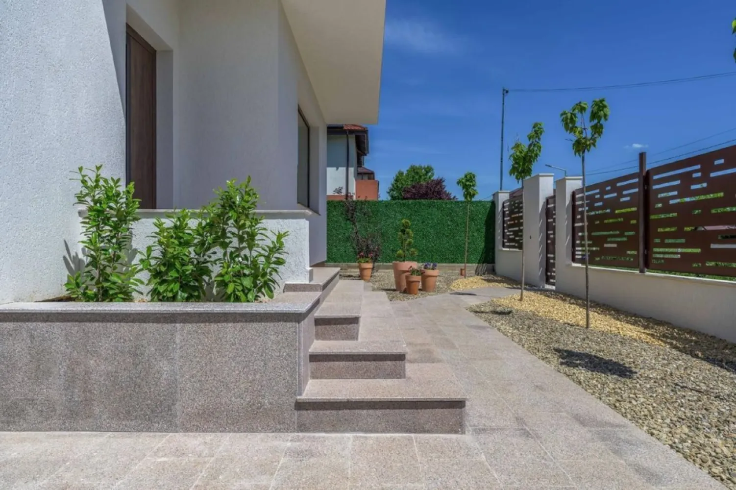 Balotesti vila P+1, 315 mp, teren 700 - Vila P+1, 315 mp, teren 700 mp. Vila eleganta, cu arhitectura moderna si spatii generoase pentru o familie activa ce doreste confort. Curte complet amenajata, terasa si alei placate cu granit, sistem automatizat de irigatii, pompa de caldura si sistem fotovoltaic performant. Interior luminos, living spatios, 3 dormitoare si 3 bai. Incalzirea in pardoseala cu reglaj zonal, inclusiv in bai, izolatia de calitate, garanteaza un consum minim de energie, casa indeplinind cel mai inalt standard de eficienta energetica nZeb. Comision 0%. Posibilitate mutare imediata

1. Suprafata teren 700 mp
2. Suprafata construita 315 mp
3. Structura P+1 + pod 90 mp
4. Terasa exterioara placata cu granit 35 mp
5. Balcon 10 mp
6. Scara interioara placata cu lemn masiv ( stejar )
7. Bai placate cu marmura
8. Incalzire in pardoseala
9. Pompa de caldura Immergas hibrid 12 kw + 24 kw centrala termica ( Immergas Magis Combo V2) 
10. Instalatie fotovoltaica hibrida trifazata cu o putere de 8 kw
11. Geamuri tripan tamplarie Salamander cu 6 camere de izolare termica si garnituri triple
12. Statie de filtrare si dedurizare a apei
13. Usa intrare aluminiu cu grosime de 92 mm si pachet geam fumuriu 4 camere. 
14. Incuietoare in 5 puncte WINKHAUS cu functie zi/noapte
15. Doua locuri de parcare auto cu sistem automat de deschidere /inchidere a portii de acces auto
16. Teren 700 mp complet amenajat cu plante si gazon. Prevazut cu sistem automat de irigat si aspersoare subterane