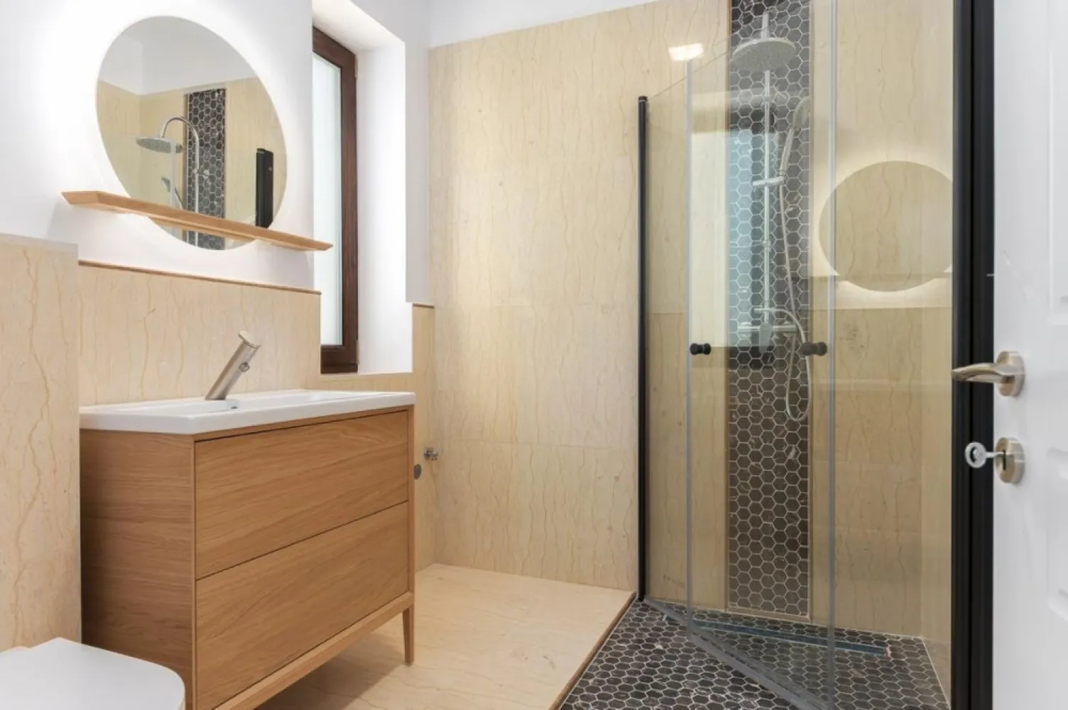 Balotesti vila P+1, 315 mp, teren 700 - Vila P+1, 315 mp, teren 700 mp. Vila eleganta, cu arhitectura moderna si spatii generoase pentru o familie activa ce doreste confort. Curte complet amenajata, terasa si alei placate cu granit, sistem automatizat de irigatii, pompa de caldura si sistem fotovoltaic performant. Interior luminos, living spatios, 3 dormitoare si 3 bai. Incalzirea in pardoseala cu reglaj zonal, inclusiv in bai, izolatia de calitate, garanteaza un consum minim de energie, casa indeplinind cel mai inalt standard de eficienta energetica nZeb. Comision 0%. Posibilitate mutare imediata

1. Suprafata teren 700 mp
2. Suprafata construita 315 mp
3. Structura P+1 + pod 90 mp
4. Terasa exterioara placata cu granit 35 mp
5. Balcon 10 mp
6. Scara interioara placata cu lemn masiv ( stejar )
7. Bai placate cu marmura
8. Incalzire in pardoseala
9. Pompa de caldura Immergas hibrid 12 kw + 24 kw centrala termica ( Immergas Magis Combo V2) 
10. Instalatie fotovoltaica hibrida trifazata cu o putere de 8 kw
11. Geamuri tripan tamplarie Salamander cu 6 camere de izolare termica si garnituri triple
12. Statie de filtrare si dedurizare a apei
13. Usa intrare aluminiu cu grosime de 92 mm si pachet geam fumuriu 4 camere. 
14. Incuietoare in 5 puncte WINKHAUS cu functie zi/noapte
15. Doua locuri de parcare auto cu sistem automat de deschidere /inchidere a portii de acces auto
16. Teren 700 mp complet amenajat cu plante si gazon. Prevazut cu sistem automat de irigat si aspersoare subterane
