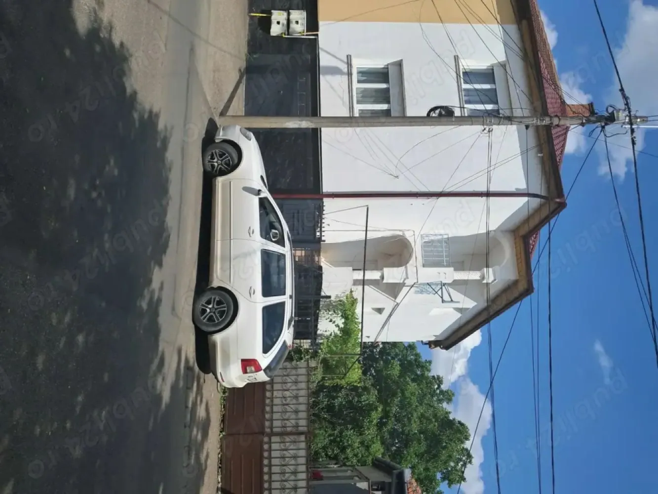 Casă de vânzare - Vand casă,P+2,de 180m2pe teren de 410m2, solida ,spatioasa,in zona 14 Mai ,ideală ptr o familie numeroasa, birouri sau investitie.Este situata într-o zona liniștită,in apropiere de magazine,scoli,grădinițe, gara și mijloacele de transport în comun. In urma cu 5 ani ,a fost izolata termic, schimbat acoperișul, centrala termica, geamurile si usile.In curte,se afla o anexa care poate fi tranformata in locuinta separata, studio sau birou.La nivelul P se găsesc:1garaj și mai multe incaperi cu diferite utilizari tehnice .Ptr mai multe informatii, vă stau la dispoziție.