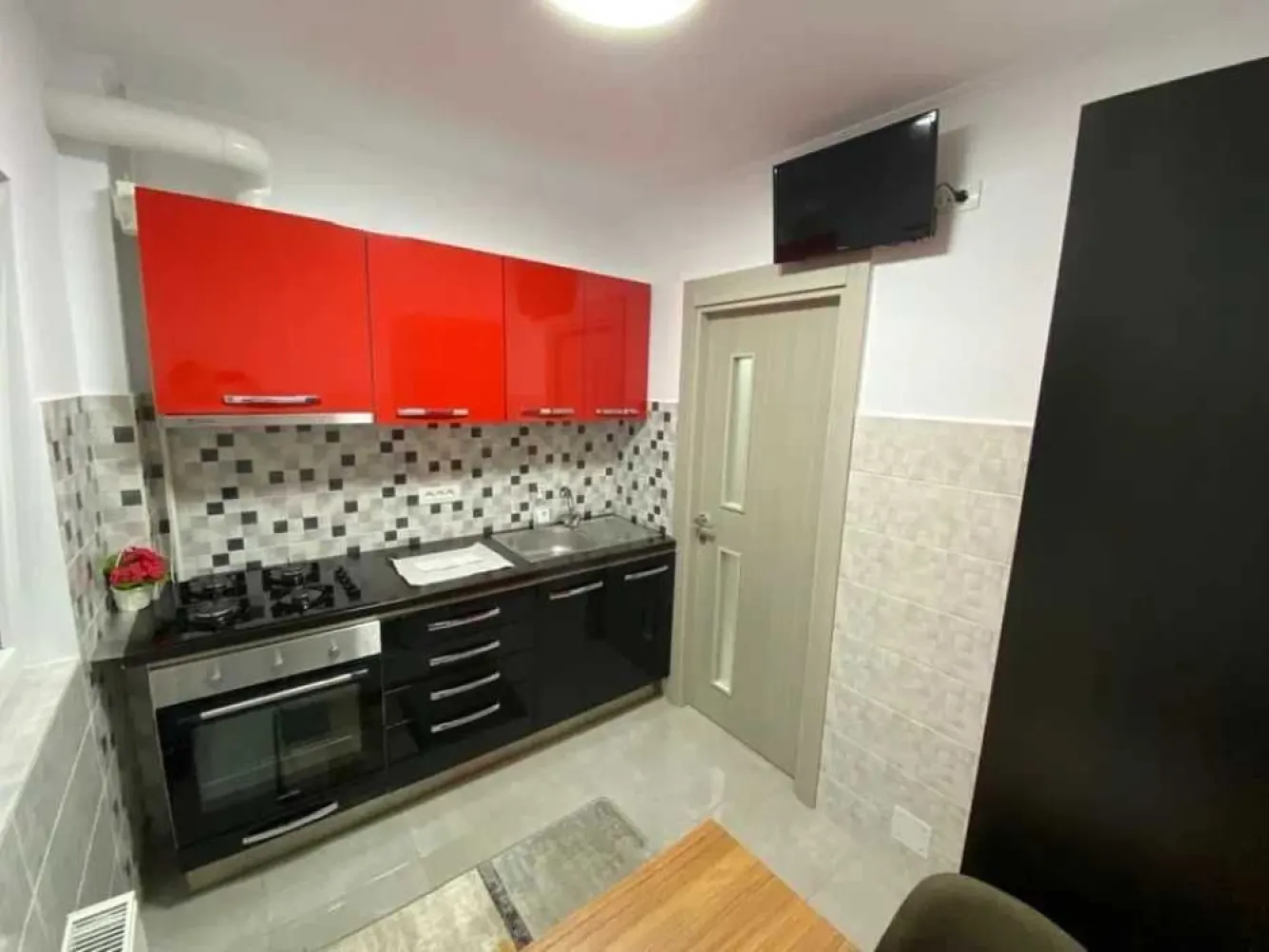 Garsoniera-Renovata Recent-Zona Vitan-Proprietar - Proprietar
Vand Garsoniera decomandata , baie, bucatarie, hol, debara si balcon la etajul 6 din 10.

Blocul este reabilitat termic, are termopane noi si usa metalică noua la intrare, Interfon si sistem de supraveghere video pe scara blocului. Zona linistita langa scoli si Grădiniţe.

Blocul este situat in apropiere de Magazinul Auchan Vitan ,statii RATB in fata blocului, 100m Mega Image, piață ,in zona se regasesc 2 scoli, iar la 3 statii de RATB este Mall Vitan.

Garsoniera dispune de toate utilitățile, si a fost recent renovat in totalitate.