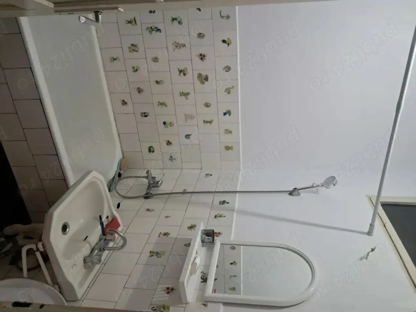 Casă de vânzare - Vand casă,P+2,de 180m2pe teren de 410m2, solida ,spatioasa,in zona 14 Mai ,ideală ptr o familie numeroasa, birouri sau investitie.Este situata într-o zona liniștită,in apropiere de magazine,scoli,grădinițe, gara și mijloacele de transport în comun. In urma cu 5 ani ,a fost izolata termic, schimbat acoperișul, centrala termica, geamurile si usile.In curte,se afla o anexa care poate fi tranformata in locuinta separata, studio sau birou.La nivelul P se găsesc:1garaj și mai multe incaperi cu diferite utilizari tehnice .Ptr mai multe informatii, vă stau la dispoziție.