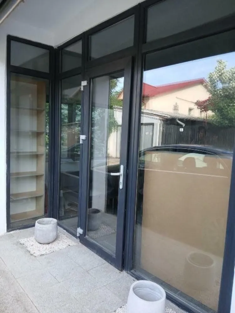 Spaţiu Comercial de Închiriat - Descopera o oportunitate de închiriere unică pentru un spatiu comercial cochet, situat la parterul unei vile. Acest spaţiu iţi ofera posibilitatea de a-ti desfaşura afacerea într-un cadru elegant si confortabil.

Echipat cu o toaleta şi beneficiind de acces direct spre stradă cu o vitrina generoasă, acest spaţiu este ideal pentru diverse afaceri, precum barber shop, birou mic sau showroom,service electrice sau electrocasnice,croitorie,magazin online etc

Amplasat pe o strada linistită, acest spatiu comercial oferă un cadru plăcut şi prietenos pentru clientii tăi. Beneficiind de o atmosfera relaxantă, acest loc iţi va oferi o experienţă deosebită atât pentru tine, cât şi pentru clienţii tăi.

Alege acest spaţiu comercial pentru a-ţi dezvolta afacerea şi pentru a oferi clienţilor o accesibilitate extrem de facilă.
Pentru mai multe informatii si pentru a programa o vizionare, nu ezita sa ne contactezi. Ofera-ti afacerii tale o locatie deosebita cu acces din doua mari bulevarde :Bulevardul Iuliu Maniu si Bulevardul Timişoara.
