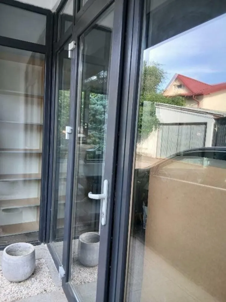 Spaţiu Comercial de Închiriat - Descopera o oportunitate de închiriere unică pentru un spatiu comercial cochet, situat la parterul unei vile. Acest spaţiu iţi ofera posibilitatea de a-ti desfaşura afacerea într-un cadru elegant si confortabil.

Echipat cu o toaleta şi beneficiind de acces direct spre stradă cu o vitrina generoasă, acest spaţiu este ideal pentru diverse afaceri, precum barber shop, birou mic sau showroom,service electrice sau electrocasnice,croitorie,magazin online etc

Amplasat pe o strada linistită, acest spatiu comercial oferă un cadru plăcut şi prietenos pentru clientii tăi. Beneficiind de o atmosfera relaxantă, acest loc iţi va oferi o experienţă deosebită atât pentru tine, cât şi pentru clienţii tăi.

Alege acest spaţiu comercial pentru a-ţi dezvolta afacerea şi pentru a oferi clienţilor o accesibilitate extrem de facilă.
Pentru mai multe informatii si pentru a programa o vizionare, nu ezita sa ne contactezi. Ofera-ti afacerii tale o locatie deosebita cu acces din doua mari bulevarde :Bulevardul Iuliu Maniu si Bulevardul Timişoara.