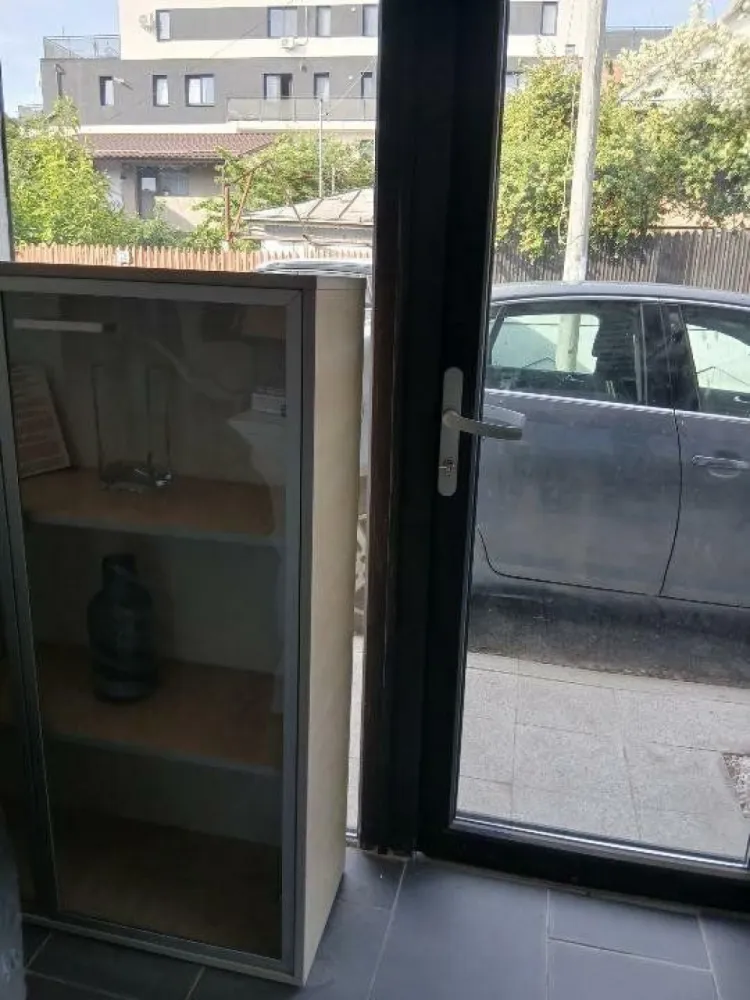 Spaţiu Comercial de Închiriat - Descopera o oportunitate de închiriere unică pentru un spatiu comercial cochet, situat la parterul unei vile. Acest spaţiu iţi ofera posibilitatea de a-ti desfaşura afacerea într-un cadru elegant si confortabil.

Echipat cu o toaleta şi beneficiind de acces direct spre stradă cu o vitrina generoasă, acest spaţiu este ideal pentru diverse afaceri, precum barber shop, birou mic sau showroom,service electrice sau electrocasnice,croitorie,magazin online etc

Amplasat pe o strada linistită, acest spatiu comercial oferă un cadru plăcut şi prietenos pentru clientii tăi. Beneficiind de o atmosfera relaxantă, acest loc iţi va oferi o experienţă deosebită atât pentru tine, cât şi pentru clienţii tăi.

Alege acest spaţiu comercial pentru a-ţi dezvolta afacerea şi pentru a oferi clienţilor o accesibilitate extrem de facilă.
Pentru mai multe informatii si pentru a programa o vizionare, nu ezita sa ne contactezi. Ofera-ti afacerii tale o locatie deosebita cu acces din doua mari bulevarde :Bulevardul Iuliu Maniu si Bulevardul Timişoara.