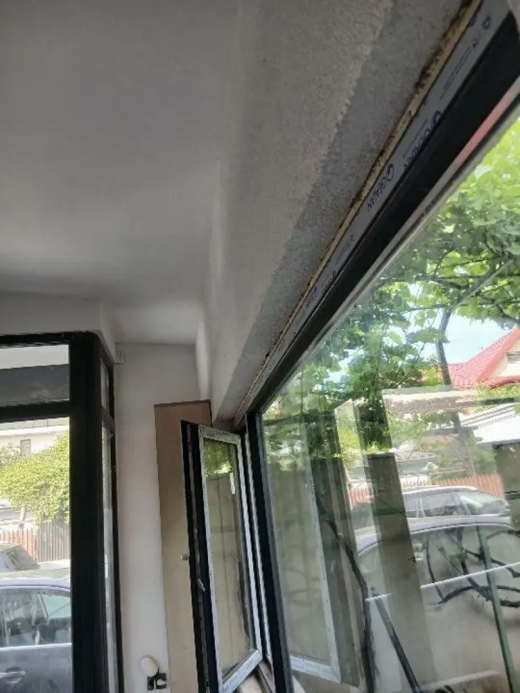 Spaţiu Comercial de Închiriat - Descopera o oportunitate de închiriere unică pentru un spatiu comercial cochet, situat la parterul unei vile. Acest spaţiu iţi ofera posibilitatea de a-ti desfaşura afacerea într-un cadru elegant si confortabil.

Echipat cu o toaleta şi beneficiind de acces direct spre stradă cu o vitrina generoasă, acest spaţiu este ideal pentru diverse afaceri, precum barber shop, birou mic sau showroom,service electrice sau electrocasnice,croitorie,magazin online etc

Amplasat pe o strada linistită, acest spatiu comercial oferă un cadru plăcut şi prietenos pentru clientii tăi. Beneficiind de o atmosfera relaxantă, acest loc iţi va oferi o experienţă deosebită atât pentru tine, cât şi pentru clienţii tăi.

Alege acest spaţiu comercial pentru a-ţi dezvolta afacerea şi pentru a oferi clienţilor o accesibilitate extrem de facilă.
Pentru mai multe informatii si pentru a programa o vizionare, nu ezita sa ne contactezi. Ofera-ti afacerii tale o locatie deosebita cu acces din doua mari bulevarde :Bulevardul Iuliu Maniu si Bulevardul Timişoara.