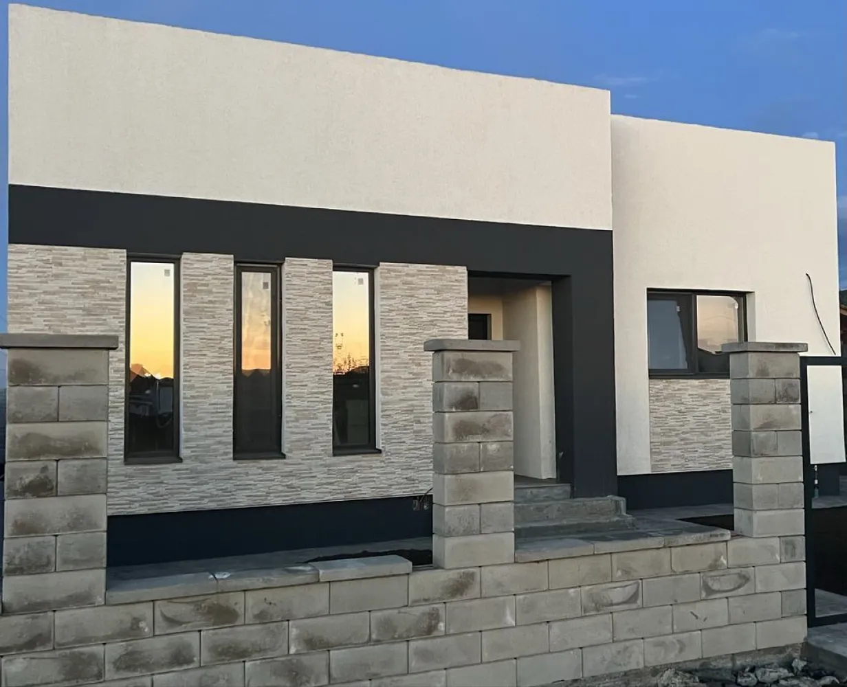 OFERTA! Comuna Berceni - Casa moderna cu 3 dormitoare - OFERTA! Vand casa moderna formata din 3 dormitoare, leaving, bucatarie, 2 bai si terasa asezata pe un teren de 351 mp.
Casa se afla intr-o zona rezidentiala noua, aproape de supermarketuri, scoala si gradinita. Are acces rapid la statia de metrou cu parcare destinata. 
Pretul afisat este pentru casa la rosu si include constructia din caramida si beton armat, podul si acoperisul din grinzi de lemn si tabla Bilka, fosa septica, put forat cu pompa de presiune, racordare la reteaua electrica.
Se poate vinde si in stadiul 'la gri' sau finisata complet dupa dorintele cumparatorului.
Va asteptam pentru vizionare!