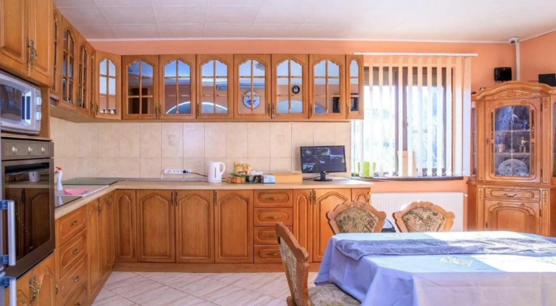 Vând casă - vilă Măgurele Ilfov - zona centrală -direct proprietar - VILĂ DEOSEBITĂ DE VÂNZARE â€“ MĂGURELE, ILFOV

đŸ“ Strada Privighetorilor â€“ Locaţie centrală, zonă liniştită

Dacă îţi doreşti un cămin solid, construit cu grijă şi atenţie la detalii, această proprietate este pentru tine!

đŸĄ VILĂ P+1 â€“ construită în regim propriu, structură foarte solidă (acceptăm orice test de rezistenţă!)
đŸŸ˘ Suprafaţă teren: 1342 mp
đŸ  Suprafaţă construită:
 â€˘ Parter: 120 mp
 â€˘ Etaj: 90 mp
 â€˘ Foişor generos: 4x8 m
 â€˘ Spaţiu tehnic/depozitare ataşat: 48 mp

Compartimentare inteligentă şi spaţioasă:

đŸ”š Parter:
 â€˘ Living OPEN SPACE spectaculos â€“ ideal pentru familie şi socializare
 â€˘ Birou (perfect pentru lucrul de acasă)
 â€˘ Baie
 â€˘ Magazie / debara / cameră tehnică

đŸ”š Etaj:
 â€˘ 3 dormitoare luminoase
 â€˘ 1 baie

Separat - vindem şi teren vecin in suprafaţă de 742 mp 

đŸ“Œ Locaţie de top â€“ central, dar ferit de agitaţie, perfect pentru viaţa de zi cu zi!

đŸ’° Preţ: 190000 EUR
đŸ“… Disponibil pentru vizionări: marţi şi vineri
đŸ“ž Contact: