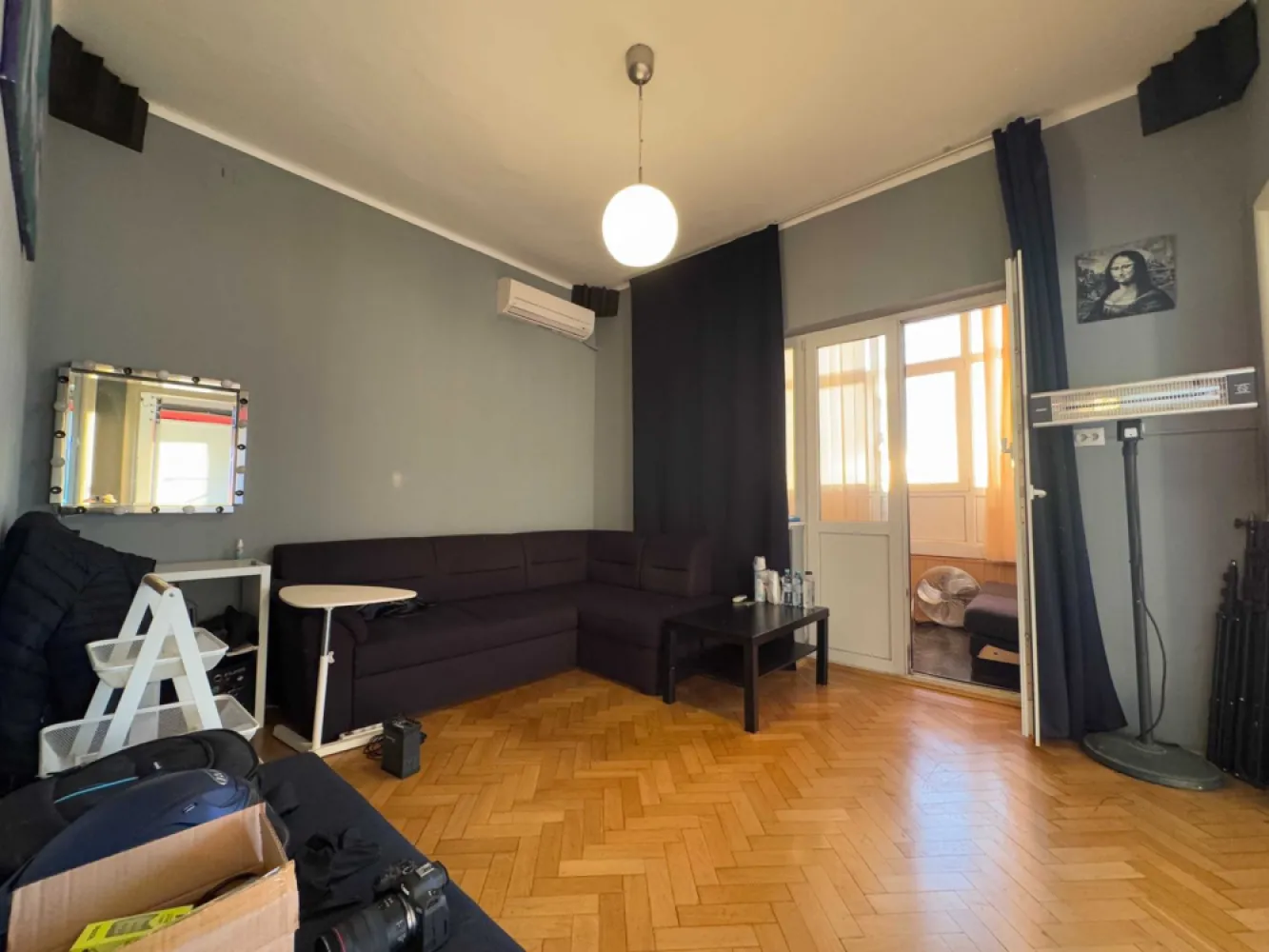 Apartament cu 2 camere, P-ta Amzei, bloc consolidat, direct proprietar - Direct proprietar – fără comision. Apartament cu 2 camere situat la etajul 4 din 6 într-un imobil interbelic aflat chiar în inima orașului, zona Piata Amzei, la doar 4 minute de mers pe jos de metrou Romană. 

Video prezentare : www.youtube.com/watch?v=EnGPb0pHIgg

Blocul a fost consolidat in proportie de 75%, dar nu s-au finalizat la momentul respectiv lucrarile si in continuare este inscris pe listele AMCCRS cu risc seismic si consolidat partial. Proiectul de consolidare a presupus o camasuire cu beton armat prin curtile interioare pentru a rigidiza blocul din interior spre exterior, refacerea stalpilor de rezistenta si subzidirea. Cei 25% ramasi reprezinta fatada imobilului si 2 stalpi de rezistenta neterminati care sunt intr-o alta scara care nu are legatura cu apartamentul acesta.

* Detalii apartament:
• 2 camere tip vagon (momentan open-space – ușor de recompartimentat, ofer glasvandul original care despartea initial camerele)
• Suprafață utilă generoasă a spatiului principal (aproximativ 8 x 4.5 m) - ideal pentru cabinet, salon, birou, studio, etc.
• Înălțime generoasa de 3,2 m – specifică imobilelor interbelice
• Vedere deschisă spre Piața Amzei, orientare vestică – lumină naturală din plin pe tot parcursul zilei
• Parchet reconditionat și tocuri originale din 1935
• Baie foarte spațioasă, cu zonă de dressing/depozitare integrată
• Balcon închis, transformat în chicinetă
• Vestibul la intrare, cu mozaic original
• Boxă mare, comună, la subsol – poate fi compartimentată

* Încălzire:
Apartamentul este debranșat momentan, dar se poate:
• reconecta la sistemul de încălzire al blocului (cu 2 centrale proprii active)
• instala centrală proprie – tevi de gaze individuale trase în 2024, avizabil rapid

Preț: 93.500 EUR.

Vânzare directă, ofer toate detaliile suplimentare și documentele proiectului la cerere.