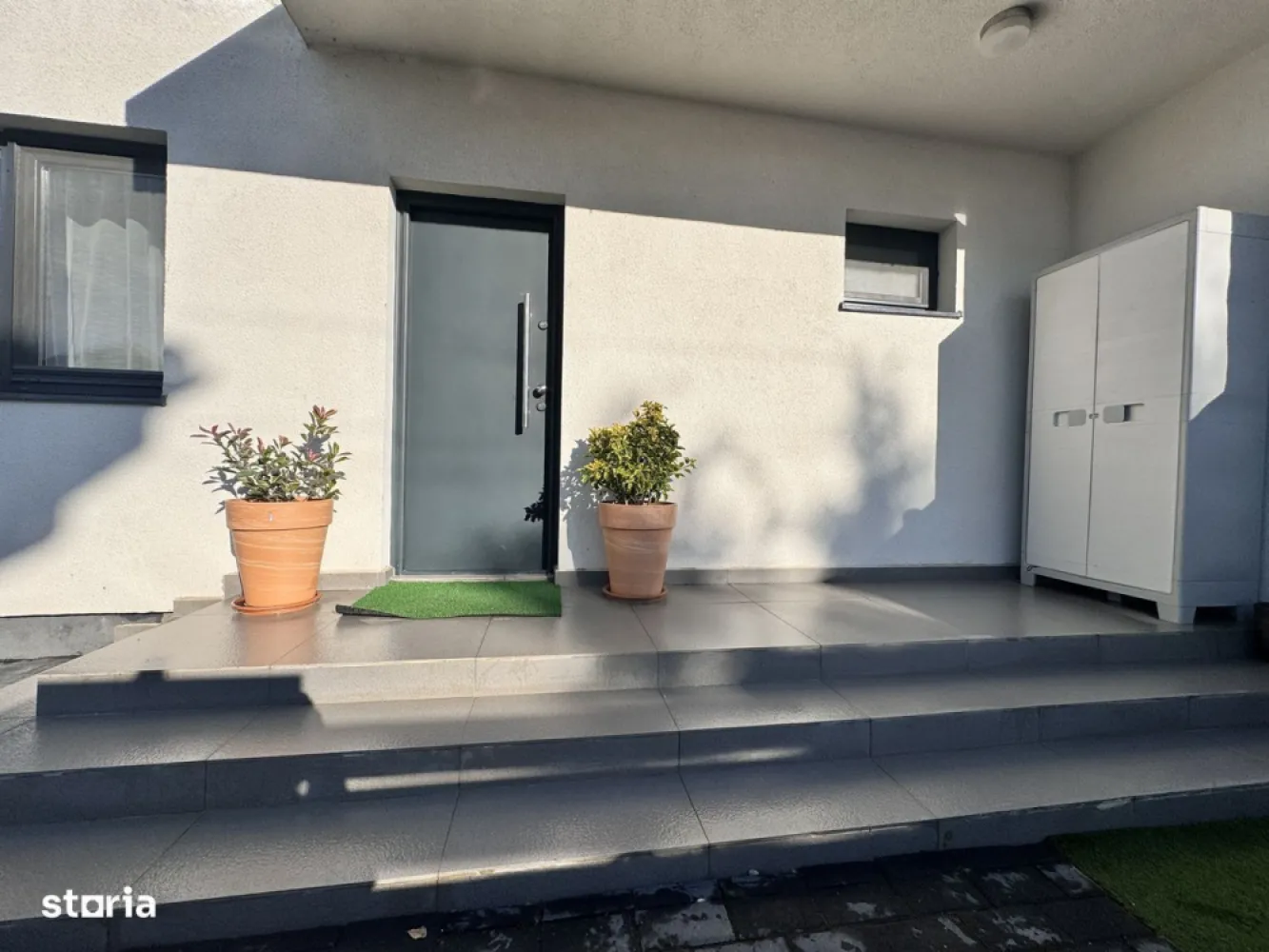 Casa tip duplex P+1+M - Casă modernă tip duplex situată în Mogoșoaia, zona Livadă – o locație liniștită, ideală pentru familii, aflată în apropiere de pădurea și parcul Mogoșoaia, dar și de mijloace de transport în comun. Locuința a fost construită în 2019 și se prezintă într-o stare excelentă, fiind pregătită pentru mutare imediată. Este ideală pentru cei care caută liniște, aer curat și un spațiu bine compartimentat aproape de București. Nu ratați ocazia de a locui într-o zonă verde, cu acces rapid către oraș, dar suficient de retrasă pentru a vă bucura de liniște și confort! Casa este dispusa pe P+1+M si are o suprafata utila de 165 mp. La parter se afla living-ul,bucataria open space cu zona de luat masa,baie si terasa. La etaj se afla doua dormitoare cu bai proprii, spalatorie/uscatorie si balcon. Mansarda este compusa dintr-un dormitor,o baie si un spatiu pt depozitare. Suprafata teren :200mp Casa se vinde complet finisata. Utilitati generale : curent,apa,gaz,catv climatizare: aer conditionat acces internet: wireless Dotari/finisaje sistem incalzire:centrala proprie,calorifere. usi interior:lemn usa exterior:metalica ferestre:pvc cu geam tripan podele:gresie,parchet trepte scara:placaj lemn stratificat diverse:telecomanda poarta acces auto,videointerfon,camere supraveghere,gazon,curte proprie amenajare strazi:asfaltate mijloace de transport iluminat stradal disponibilitate:da