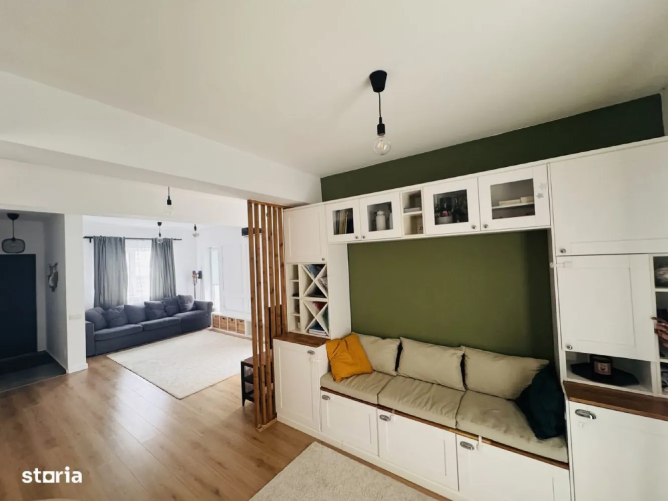 Casa tip duplex P+1+M - Casă modernă tip duplex situată în Mogoșoaia, zona Livadă – o locație liniștită, ideală pentru familii, aflată în apropiere de pădurea și parcul Mogoșoaia, dar și de mijloace de transport în comun. Locuința a fost construită în 2019 și se prezintă într-o stare excelentă, fiind pregătită pentru mutare imediată. Este ideală pentru cei care caută liniște, aer curat și un spațiu bine compartimentat aproape de București. Nu ratați ocazia de a locui într-o zonă verde, cu acces rapid către oraș, dar suficient de retrasă pentru a vă bucura de liniște și confort! Casa este dispusa pe P+1+M si are o suprafata utila de 165 mp. La parter se afla living-ul,bucataria open space cu zona de luat masa,baie si terasa. La etaj se afla doua dormitoare cu bai proprii, spalatorie/uscatorie si balcon. Mansarda este compusa dintr-un dormitor,o baie si un spatiu pt depozitare. Suprafata teren :200mp Casa se vinde complet finisata. Utilitati generale : curent,apa,gaz,catv climatizare: aer conditionat acces internet: wireless Dotari/finisaje sistem incalzire:centrala proprie,calorifere. usi interior:lemn usa exterior:metalica ferestre:pvc cu geam tripan podele:gresie,parchet trepte scara:placaj lemn stratificat diverse:telecomanda poarta acces auto,videointerfon,camere supraveghere,gazon,curte proprie amenajare strazi:asfaltate mijloace de transport iluminat stradal disponibilitate:da