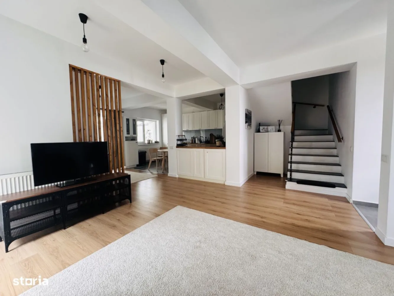Casa tip duplex P+1+M - Casă modernă tip duplex situată în Mogoșoaia, zona Livadă – o locație liniștită, ideală pentru familii, aflată în apropiere de pădurea și parcul Mogoșoaia, dar și de mijloace de transport în comun. Locuința a fost construită în 2019 și se prezintă într-o stare excelentă, fiind pregătită pentru mutare imediată. Este ideală pentru cei care caută liniște, aer curat și un spațiu bine compartimentat aproape de București. Nu ratați ocazia de a locui într-o zonă verde, cu acces rapid către oraș, dar suficient de retrasă pentru a vă bucura de liniște și confort! Casa este dispusa pe P+1+M si are o suprafata utila de 165 mp. La parter se afla living-ul,bucataria open space cu zona de luat masa,baie si terasa. La etaj se afla doua dormitoare cu bai proprii, spalatorie/uscatorie si balcon. Mansarda este compusa dintr-un dormitor,o baie si un spatiu pt depozitare. Suprafata teren :200mp Casa se vinde complet finisata. Utilitati generale : curent,apa,gaz,catv climatizare: aer conditionat acces internet: wireless Dotari/finisaje sistem incalzire:centrala proprie,calorifere. usi interior:lemn usa exterior:metalica ferestre:pvc cu geam tripan podele:gresie,parchet trepte scara:placaj lemn stratificat diverse:telecomanda poarta acces auto,videointerfon,camere supraveghere,gazon,curte proprie amenajare strazi:asfaltate mijloace de transport iluminat stradal disponibilitate:da