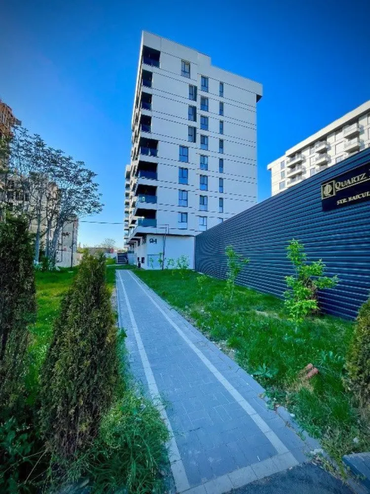 Apartament 3 camere cu terasa si loc de parcare zona Garii Obor - Apartament modern cu 3 camere de vanzare in zona Garii Obor - Baicului, confort, stil și spațiu într-un bloc nou.
Apartamentul se vinde complet mobilat si utilat, are o suprafata utila de 75 mp, terasa are o suprafata de 8 mp, apartamentul se vinde cu un loc de parcare exterior, exista posibilitatea sa fie vandut fara loc de parcare sau mobila , pretul este de 199000 euro negociabil si suntem deschisi la oferte in functie de cum doriti sa-l achizitionati, disponibilitate imediata. 

#Caracteristici cheie:
- Spațiu generos
- Bloc nou
- Design open-space.

#Avantaje suplimentare:
-Centrala proprie.
- Loc de parcare 
- Incalzire în pardoseala.
- Spațiu verde exterior
- Loc de joacă în complex

#Localizare și beneficii:
- Localizare excelentă : Aproape de magazine, școli, transport public - statia de autobuz este situatia fix in fata complexului .
- Finisaje premium
- Ideal pentru familie.
Pentru mai multe detalii, video sau vizionari nu ezitati sa ne contactati la 0787716770.