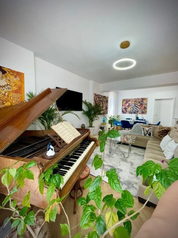 Apartament 3 camere cu terasa si loc de parcare zona Garii Obor - Apartament modern cu 3 camere de vanzare in zona Garii Obor - Baicului, confort, stil și spațiu într-un bloc nou.
Apartamentul se vinde complet mobilat si utilat, are o suprafata utila de 75 mp, terasa are o suprafata de 8 mp, apartamentul se vinde cu un loc de parcare exterior, exista posibilitatea sa fie vandut fara loc de parcare sau mobila , pretul este de 199000 euro negociabil si suntem deschisi la oferte in functie de cum doriti sa-l achizitionati, disponibilitate imediata. 

#Caracteristici cheie:
- Spațiu generos
- Bloc nou
- Design open-space.

#Avantaje suplimentare:
-Centrala proprie.
- Loc de parcare 
- Incalzire în pardoseala.
- Spațiu verde exterior
- Loc de joacă în complex

#Localizare și beneficii:
- Localizare excelentă : Aproape de magazine, școli, transport public - statia de autobuz este situatia fix in fata complexului .
- Finisaje premium
- Ideal pentru familie.
Pentru mai multe detalii, video sau vizionari nu ezitati sa ne contactati la 0787716770.
