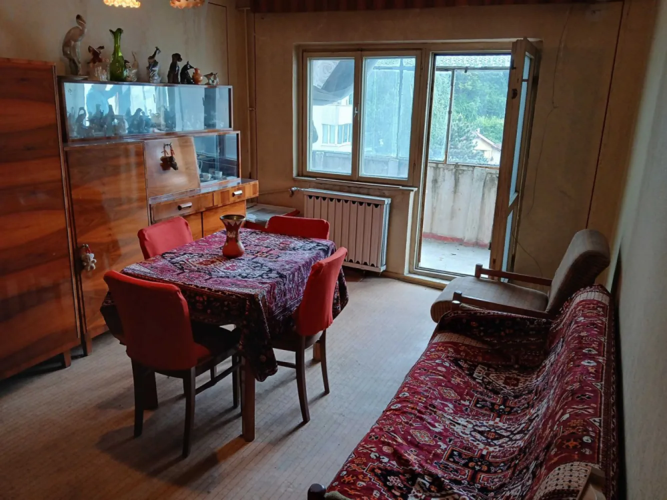 BRASADAS vinde Ap 2 cam 49mp et 4/4 Plopilor - Cluj - BRASADAS vinde apartament cu 2 camere pe strada Plopilor Nr 69. Apartamentul este situat la etajul 4 din 4. Se afla aproape de mijloace de transport in comun. Parcare publica in fata blocului. Pretul este NEGOCIABIL.

Apartamentul dispune de o suprafata utila de 49mp plus 2 balcoane astfel ajungand in total la o suprafata de 57 mp. Apartamentul este decomandat iar compartimentarea este astfel:

Camera Mare: 17.82 mp
Camera Mica: 11.63 mp
Bucatarie: 10 mp
Baie: 3.92 mp
Hol: 5.17 mp
Balcon camera mare: 4.53 mp
Balcon camera mica: 4.45 mp

Apartamentul necesita renovare. Acoperisul si blocul au fost izolat recent.

Pentru mai multe informatii sau programarea unei vizionari nu ezitati sa ne contactati.