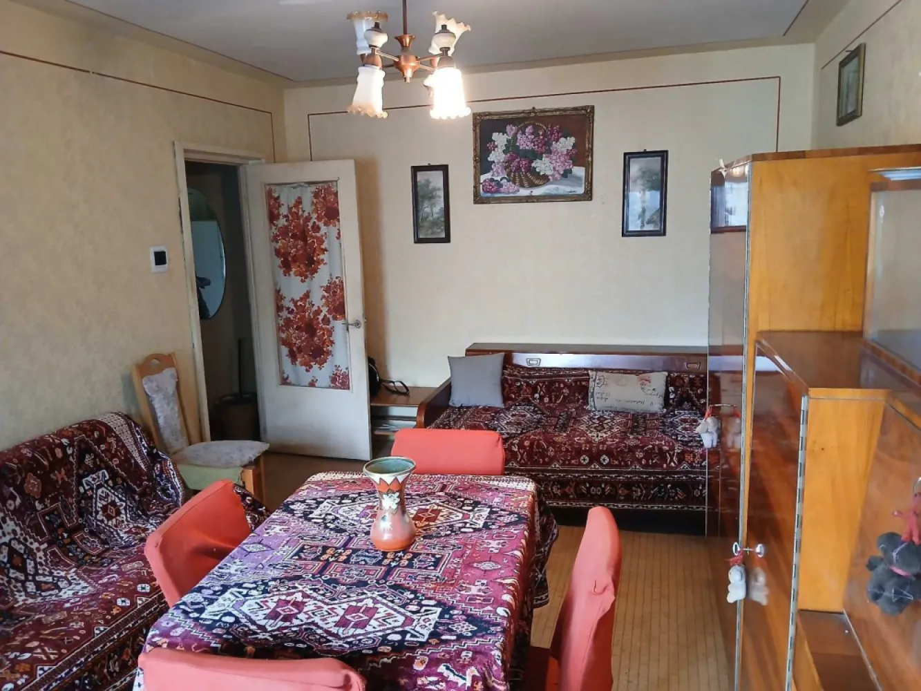 BRASADAS vinde Ap 2 cam 49mp et 4/4 Plopilor - Cluj - BRASADAS vinde apartament cu 2 camere pe strada Plopilor Nr 69. Apartamentul este situat la etajul 4 din 4. Se afla aproape de mijloace de transport in comun. Parcare publica in fata blocului. Pretul este NEGOCIABIL.

Apartamentul dispune de o suprafata utila de 49mp plus 2 balcoane astfel ajungand in total la o suprafata de 57 mp. Apartamentul este decomandat iar compartimentarea este astfel:

Camera Mare: 17.82 mp
Camera Mica: 11.63 mp
Bucatarie: 10 mp
Baie: 3.92 mp
Hol: 5.17 mp
Balcon camera mare: 4.53 mp
Balcon camera mica: 4.45 mp

Apartamentul necesita renovare. Acoperisul si blocul au fost izolat recent.

Pentru mai multe informatii sau programarea unei vizionari nu ezitati sa ne contactati.