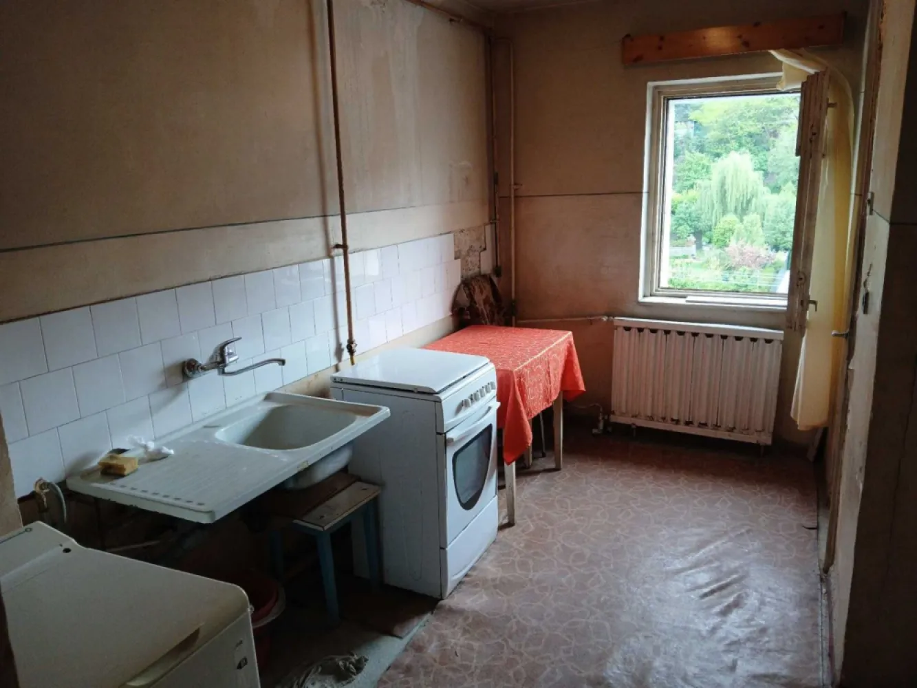 BRASADAS vinde Ap 2 cam 49mp et 4/4 Plopilor - Cluj - BRASADAS vinde apartament cu 2 camere pe strada Plopilor Nr 69. Apartamentul este situat la etajul 4 din 4. Se afla aproape de mijloace de transport in comun. Parcare publica in fata blocului. Pretul este NEGOCIABIL.

Apartamentul dispune de o suprafata utila de 49mp plus 2 balcoane astfel ajungand in total la o suprafata de 57 mp. Apartamentul este decomandat iar compartimentarea este astfel:

Camera Mare: 17.82 mp
Camera Mica: 11.63 mp
Bucatarie: 10 mp
Baie: 3.92 mp
Hol: 5.17 mp
Balcon camera mare: 4.53 mp
Balcon camera mica: 4.45 mp

Apartamentul necesita renovare. Acoperisul si blocul au fost izolat recent.

Pentru mai multe informatii sau programarea unei vizionari nu ezitati sa ne contactati.