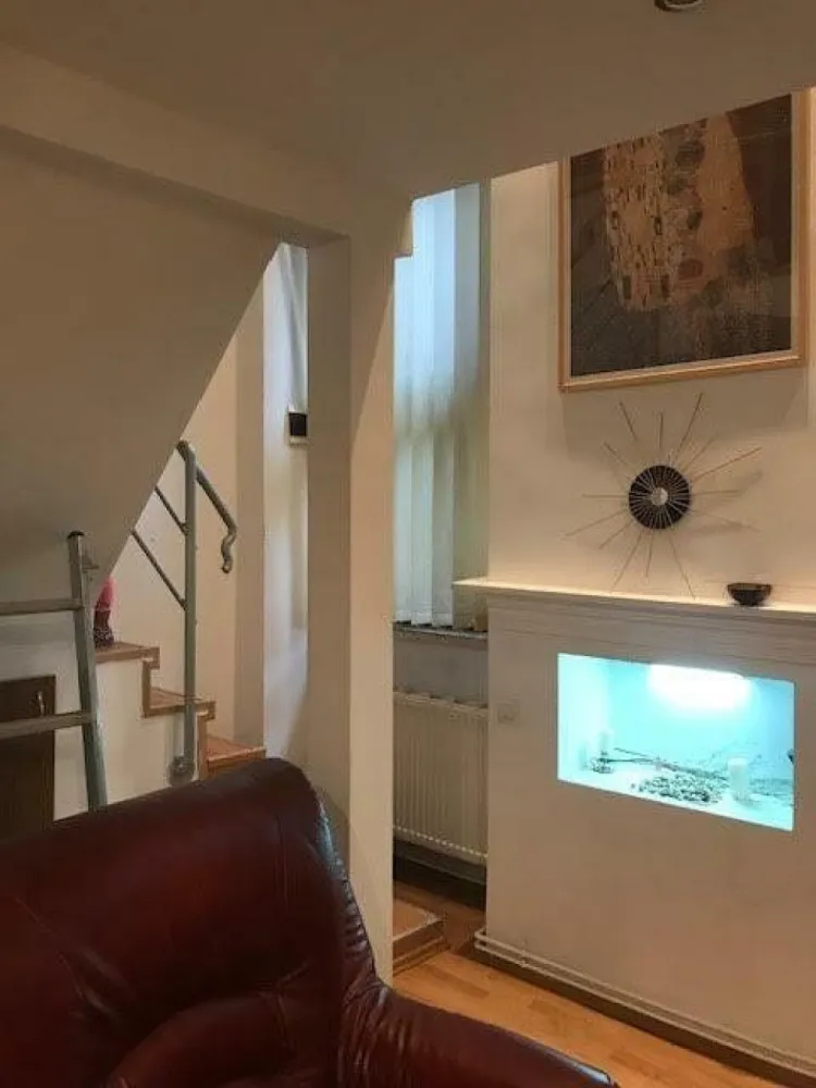 BRASADAS vinde Ap 2 cam 37mp, Parter, Ultracentral - Cluj - Apartament la parter, in cladire istorica, inalta cu etaj, vis-a-vis de cladirea centrala UBB si Facultatea se Studii Europene. Situat in curte interioara. Suprafata parter 20mp, si totala aprox. 37mp. Apartamentul este compus din living, chichineta, baie la parter iar sus (a fost impartit fiind cu inaltime ridicata) un hol mic si dormitor.
Detine si o pivnita/boxa pentru depozitare.
Se poate vinde complet mobilat. A fost utilizat anterior atat ca si birou cat si ca locuinta.