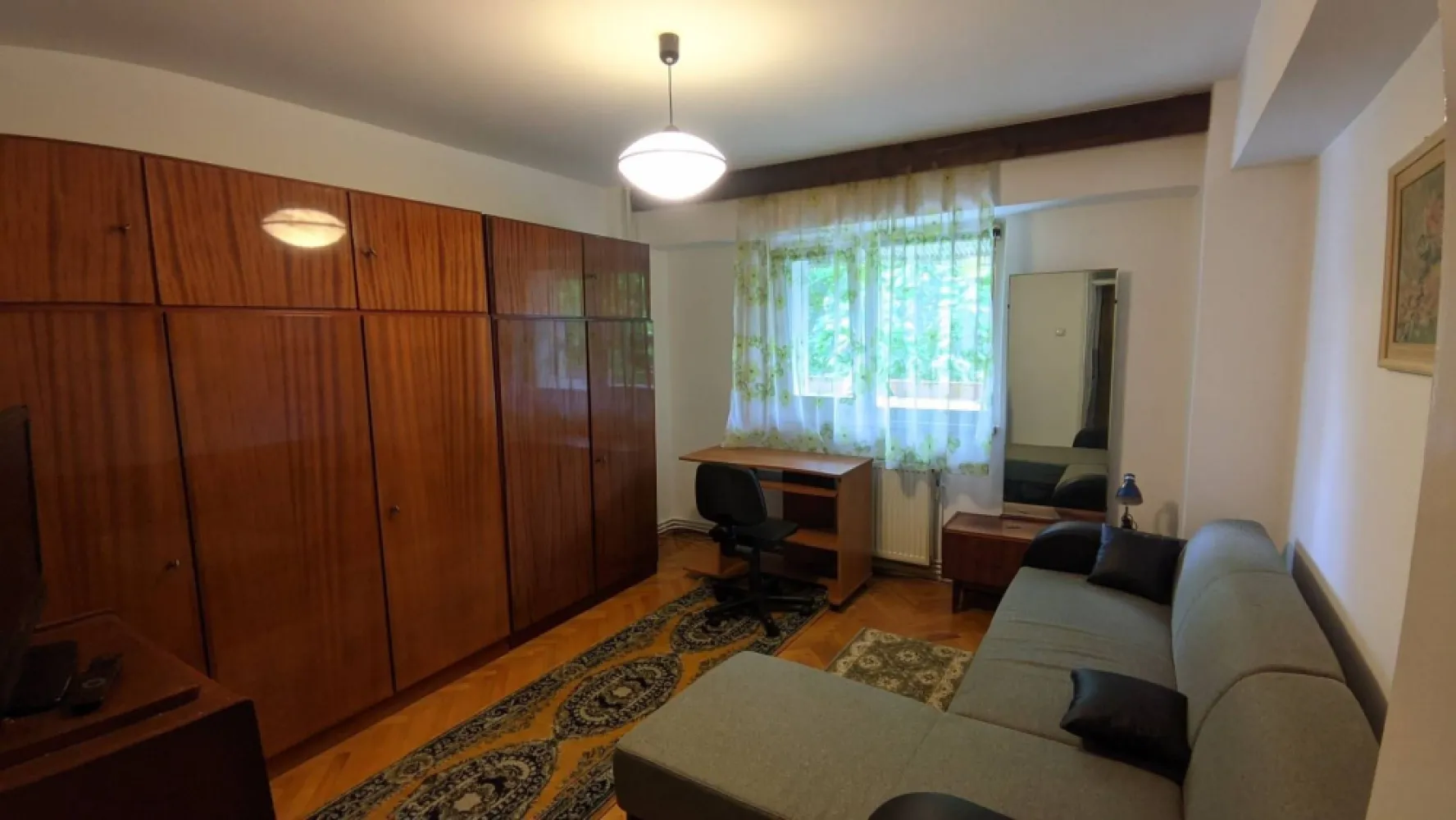 BRASADAS vinde ap 2 cam 62mp et 1/6 Dorobantilor. - Agentia imobiliara BRASADAS vinde apart 2 camere decomandate, Calea Dorobantilor, zona FSPAC, etaj 1/6. 
Apartamentul este compus din: living, dormitor, bucatarie, hol, baie,debara,camara, balcon. Suprafata 62 m.p.+balcon 12 m.p. 
O camera este mobilata clasic, ambele camere au pardoseala din parchet din lemn masiv, bucataria utilata, baia si balconul au pardoseala din gresie. Apartamentul este dotat cu geamuri termopan, centrala termica, izolatie exterioara PLUS parcare cu copertina.