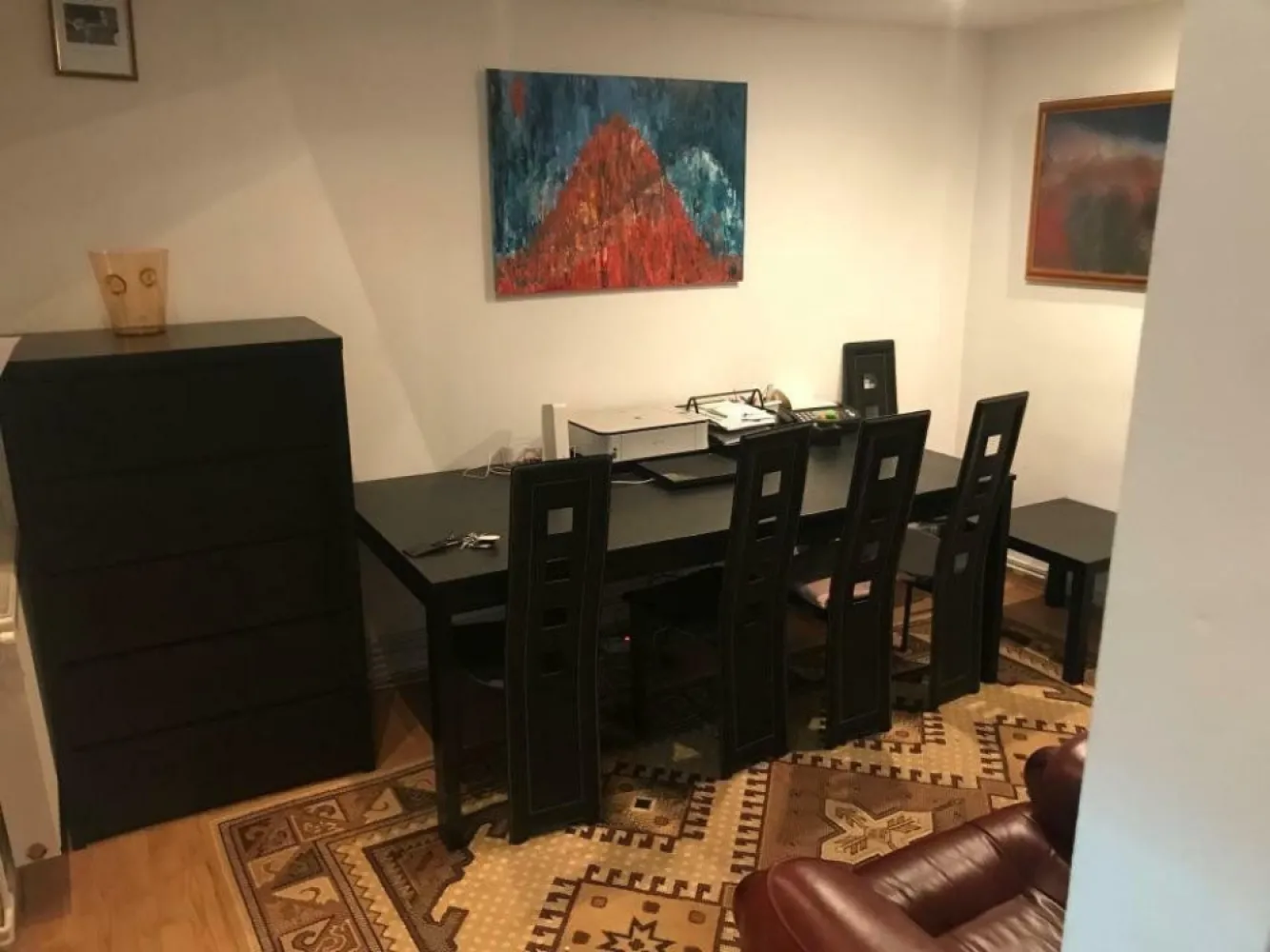 BRASADAS vinde Ap 2 cam 37mp, Parter, Ultracentral - Cluj - Apartament la parter, in cladire istorica, inalta cu etaj, vis-a-vis de cladirea centrala UBB si Facultatea se Studii Europene. Situat in curte interioara. Suprafata parter 20mp, si totala aprox. 37mp. Apartamentul este compus din living, chichineta, baie la parter iar sus (a fost impartit fiind cu inaltime ridicata) un hol mic si dormitor.
Detine si o pivnita/boxa pentru depozitare.
Se poate vinde complet mobilat. A fost utilizat anterior atat ca si birou cat si ca locuinta.