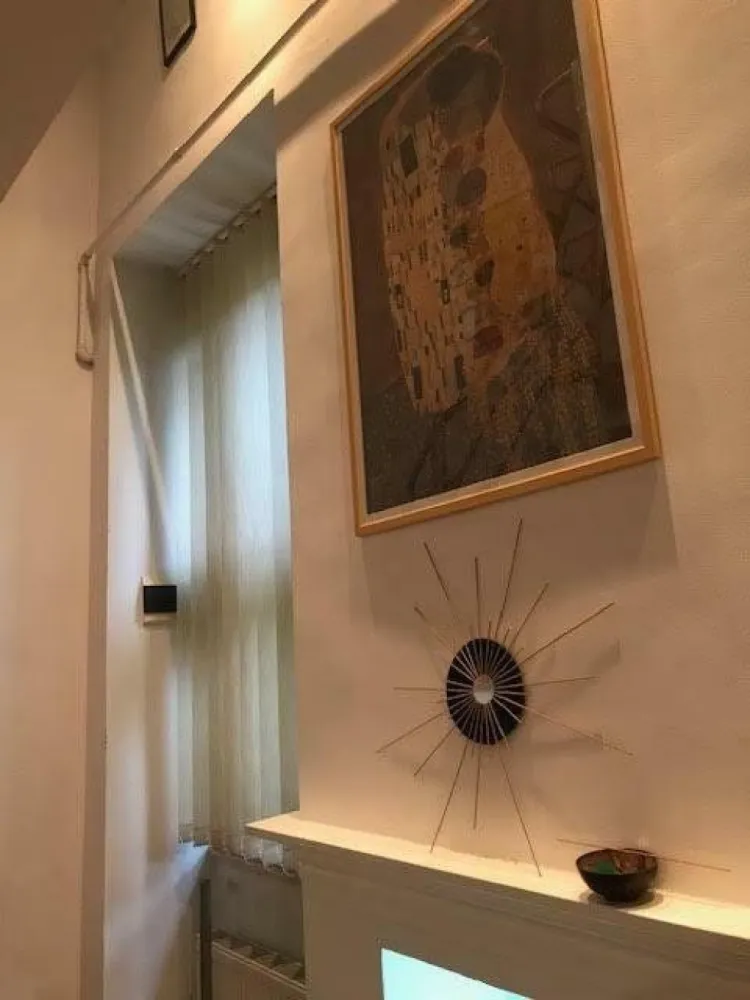 BRASADAS vinde Ap 2 cam 37mp, Parter, Ultracentral - Cluj - Apartament la parter, in cladire istorica, inalta cu etaj, vis-a-vis de cladirea centrala UBB si Facultatea se Studii Europene. Situat in curte interioara. Suprafata parter 20mp, si totala aprox. 37mp. Apartamentul este compus din living, chichineta, baie la parter iar sus (a fost impartit fiind cu inaltime ridicata) un hol mic si dormitor.
Detine si o pivnita/boxa pentru depozitare.
Se poate vinde complet mobilat. A fost utilizat anterior atat ca si birou cat si ca locuinta.