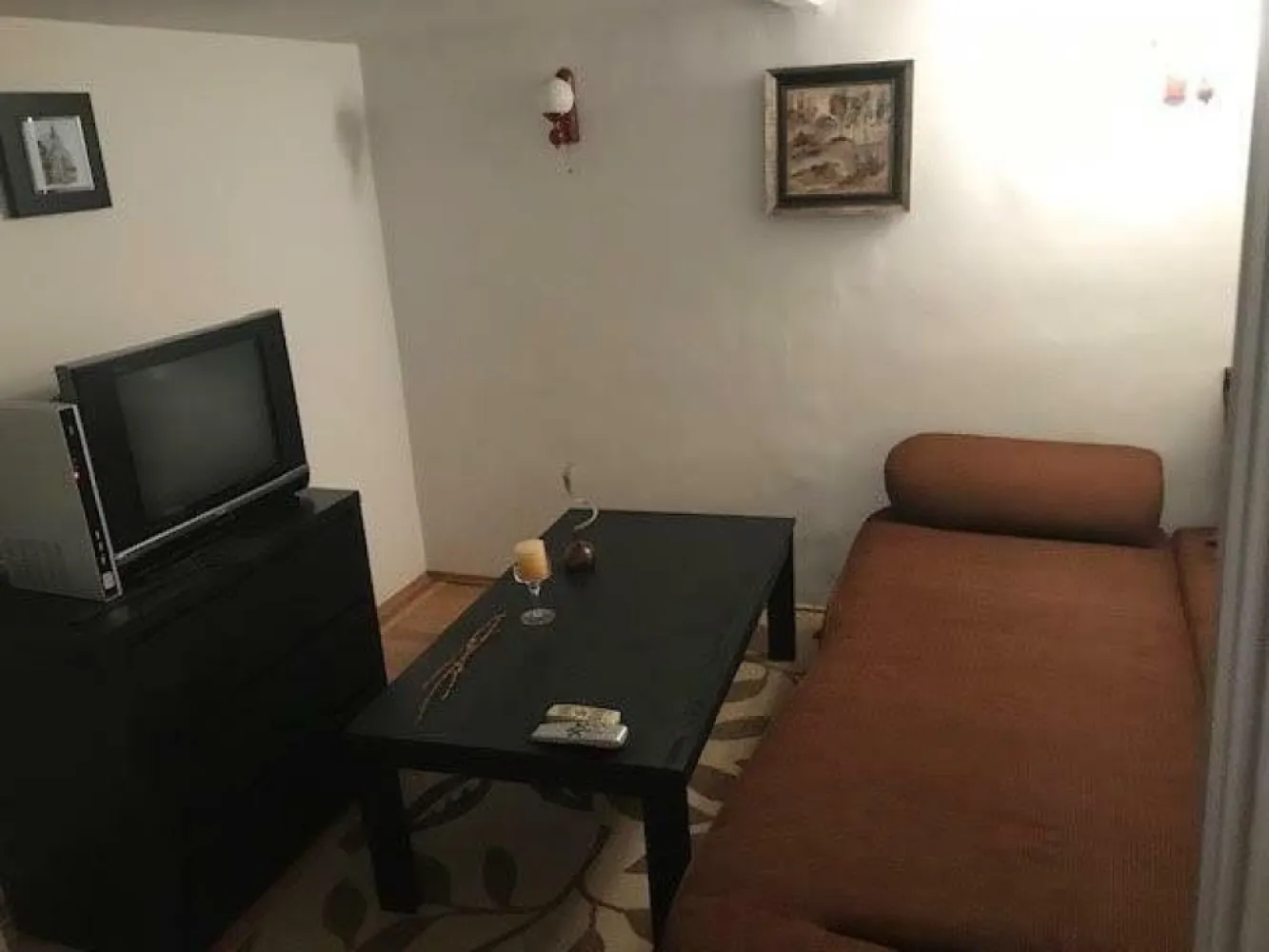 BRASADAS vinde Ap 2 cam 37mp, Parter, Ultracentral - Cluj - Apartament la parter, in cladire istorica, inalta cu etaj, vis-a-vis de cladirea centrala UBB si Facultatea se Studii Europene. Situat in curte interioara. Suprafata parter 20mp, si totala aprox. 37mp. Apartamentul este compus din living, chichineta, baie la parter iar sus (a fost impartit fiind cu inaltime ridicata) un hol mic si dormitor.
Detine si o pivnita/boxa pentru depozitare.
Se poate vinde complet mobilat. A fost utilizat anterior atat ca si birou cat si ca locuinta.