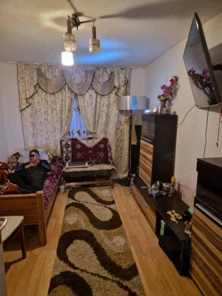 De vanzare casa în Terebesti - Vând casa în Terebesti, iesirea spre Ghilvaci. Casa are 214 metri pătrați și un total de 20 de arii.casa se vine mobilata .Compusa din 3 dormitoare, 2 bai,hol,camara alimente, plus o camera cu întrare separata plus camara de lemne și 5 cotete. Racordat la apa +canalizare ,curent și curand va fii gaz pt cine va dori sa îl lege,noi folosim lemne pt încălzire.cei interesati va rog sa sunați la nr tel . Distanta de la satu mare este de 24 km,in sat aveti 2 magazine, primarie, dispensar, farmacie, teren de tenis ,vulcanizare și transport public. Pretul este în euro