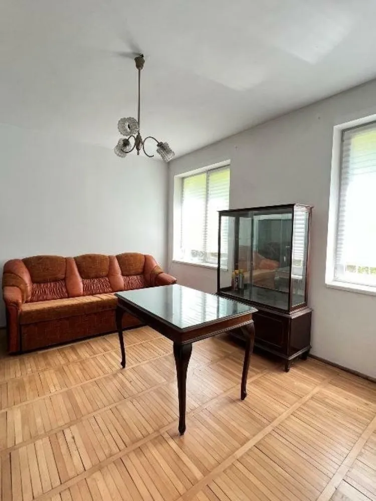 Proprietar - Apartament 2 camere, Baba Novac - Proprietar - vand apartament 2 camere, decomandat, suprafata utila 46,9 mp + logie 3,4 mp + boxa 9,5 mp. Suprafata totala 59,8 mp. 
Apartamentul este situat la parter, an constructie bloc 1957, in curs de reabilitare. Zona linistita, aproape de bulevard, acces facil la mijloacele de transport. Necesita renovare.
Pret 75.000 euro, usor negociabil.
