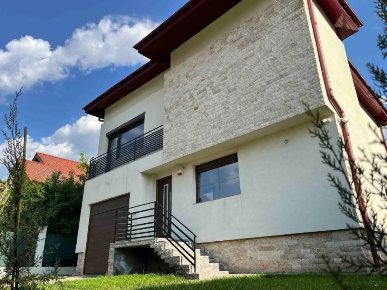 BRASADAS 6 cam gradina generoasa, garaj. - Agenția imobiliara BRASADAS vinde casa foarte luminoasa finalizata in 2024, la prima folosinta si inchiriere. Imobilul are 3 dormitoare, 3 bai, living open space, 2 camere mansardate, un garaj si o camera tehnica. Vila are 3 locuri de parcare si este situat in zona sectorului 1 din cartierul Henri Coanda, foarte aproape de mall Promenada.

Proprietatea noastra beneficiaza de o gradina generoasa, de peste 800 metri patrati, prevazuta cu sistem de irigare cu put propriu.
 
Imobilul este compartimentat astfel:
- DEMISOL 
 - o camera tehnica, 19 mp, hol 11 mp.
- PARTER: 
 - garaj de 18 mp inchis cu usa actionata cu telecomanda Hormann; din garaj accesul se face direct in casa 
 - living 38 mp, open space spatios cu iesire pe terasa, orientat spre sud
 - bucatarie 12 mp deschisa, complet mobilata si echipata
 - hol deschis in living 10 mp 
 - hol intrare 8 mp, cu usa intrare Hormann
 - baie 3 mp cu finisaje premium plus
- ETAJ 1: 
 - dormitor matrimonial 23 mp cu balcon 4 mp
 - dressing matrimonial 10 mp, complet mobilat
 - baie matrimoniala 7 mp, cu cada, dus si lavoar dublu
 - camera tineret 1 - 23 mp, cu balcon
 - camera tineret 2 - 15 mp
 - dressing tineret 6 mp, complet mobilat
 - baie cu cada si dus, 5 mp
- MANSARDA: 2 camere cu ferestre velux, care pot fi folosite ca birou, dormitoare, loc de joaca, sala fitness

Usile interioare au clante cu inchidere magnetica, mai usor de folosit si mai fiabile decat varianta clasica de usi. 

Casa este pozitionata cu terasa si livingul spre sud, ceea ce ofera suficienta lumina in special in perioadele anului cu mai putina luminozitate. Acesta principiul corect de pozitionare a unei case eficienta energetic. Toate ferestrele sunt prevazute cu jaluzele exterioare, care ofera o si mai buna izolare in timpul perioadelor reci si umbra racoroasa in perioada verii. Casa este izolata cu polistiren de 10 cm, iar geamurile sunt tripan de 4mm.

Vila este prevazuta cu 3 panouri solare, care asigura necesarul de apa calda in perioadele insorite. 

La inchiriere, casa urmeaza sa fie echipata cu 6 sisteme de aer conditionat, cate unul in fiecare camera, bucataria va fi echipata si cu masina spalat vase Bosch, frigider Bosch, cuptoare Electrolux. La demisol este prevazuta o masina de spalat haine si o centrala termica (pe gaz sau curent).

Cartierul poate fi accesat usor si cu autobuz cu conexiune Piata Charles de Gaulle si Dorobanti. De asemenea, in cartier sunt 2 locuri de joaca si un spatiu de promenada.

Proprietatea dispune de acces facil catre principalele puncte de interes ale zonei de Nord: Promenada, Pipera Plaza, Baneasa Shopping City, Ikea, Verita International School, Liceul teoretic Scoala Mea, Liceul bilingv Ita Wegman, Liceul teoretic Genesis, Scoala Herastrau.