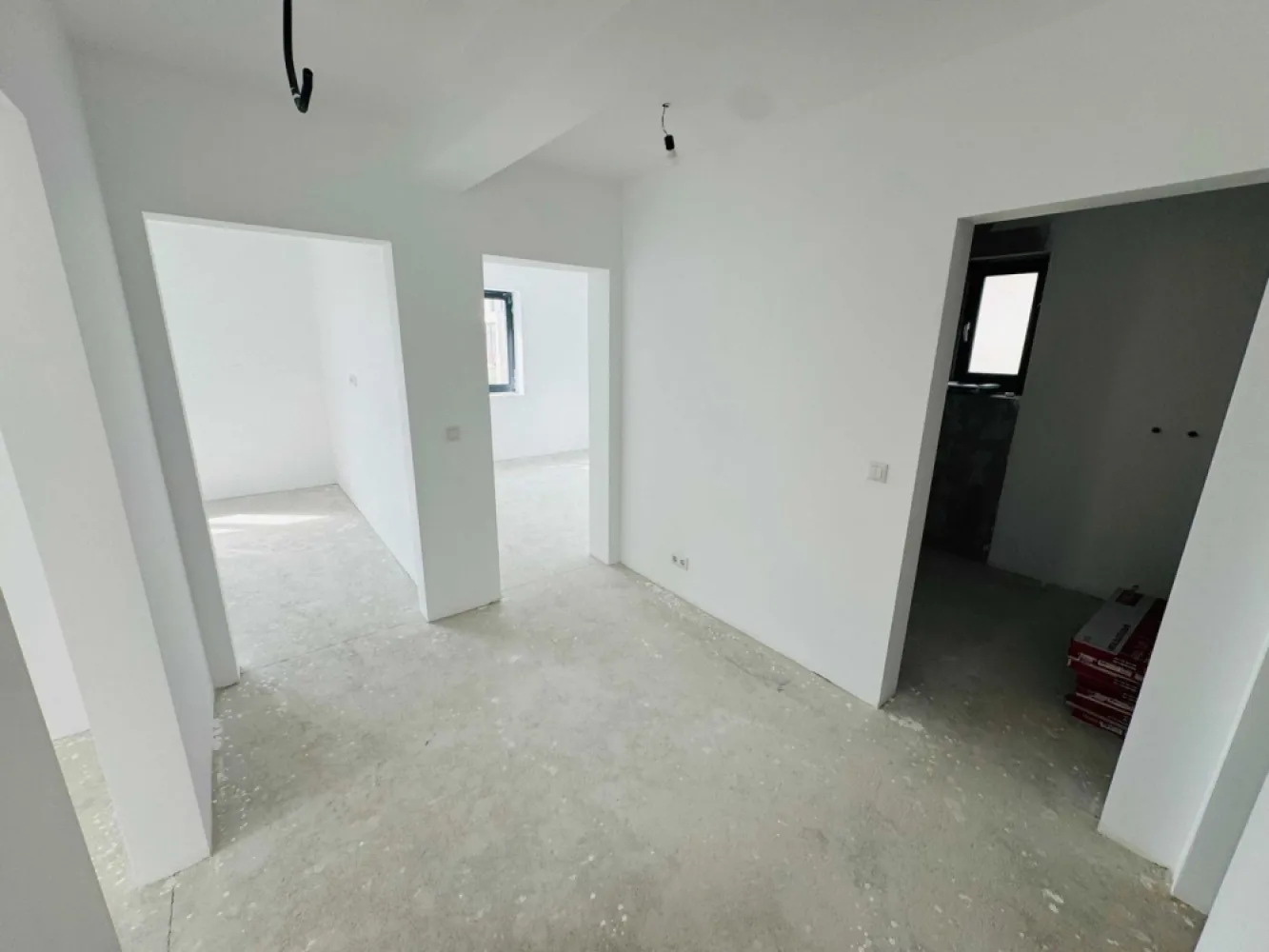Vând casă zona Martinesti / Odoreu, strada Metropolis - Vand Casa noua - Zona Odoreului str. Atena/Metropolis

Compartimentare: living, bucatarie, 3 dormitoare, 2 bai, dressing, terasa acoperita

Suprafata constructiei este de 173 mp

Suprafata terenului este de 4.5 ari

Utilitati: Curent , Gaz , Apa , Canal , RDS

Bransamente incluse in pret: APA, GAZ, CURENT

DESIGN INTERIOR INCLUS IN PRET

Casa se preda cu exteriorul complet finisat, interior vopsit in alb cu prize si intrerupatoare

- Interior tencuit, gletuit 3 maini si Vopsit Alb

- Geamuri termopan 3 sticle Salamander + pervaze exterioare granit

- Instalatie electrica + prize si intrerupatoare montate

- Instalatie sanitara + wc incastrate montate in ambele bai

- Incalzire in pardosea

- Exterior izolat cu polistiren grafitat de 15 cm

- Tavane izolate cu vata minerala 25 cm