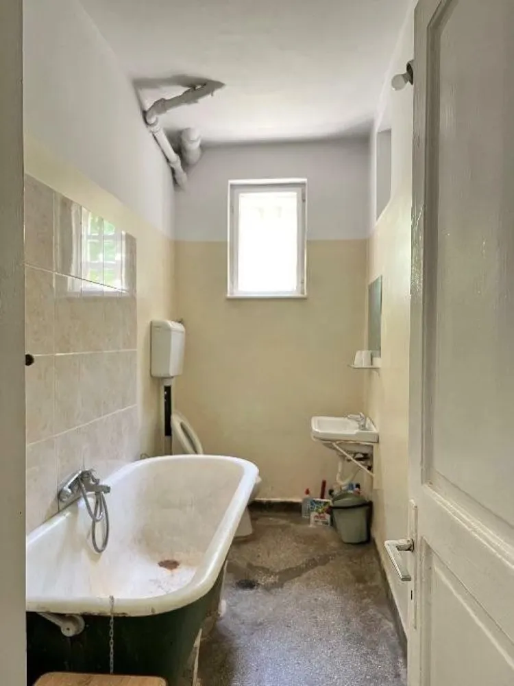 Proprietar - Apartament 2 camere, Baba Novac - Proprietar - vand apartament 2 camere, decomandat, suprafata utila 46,9 mp + logie 3,4 mp + boxa 9,5 mp. Suprafata totala 59,8 mp. 
Apartamentul este situat la parter, an constructie bloc 1957, in curs de reabilitare. Zona linistita, aproape de bulevard, acces facil la mijloacele de transport. Necesita renovare.
Pret 75.000 euro, usor negociabil.