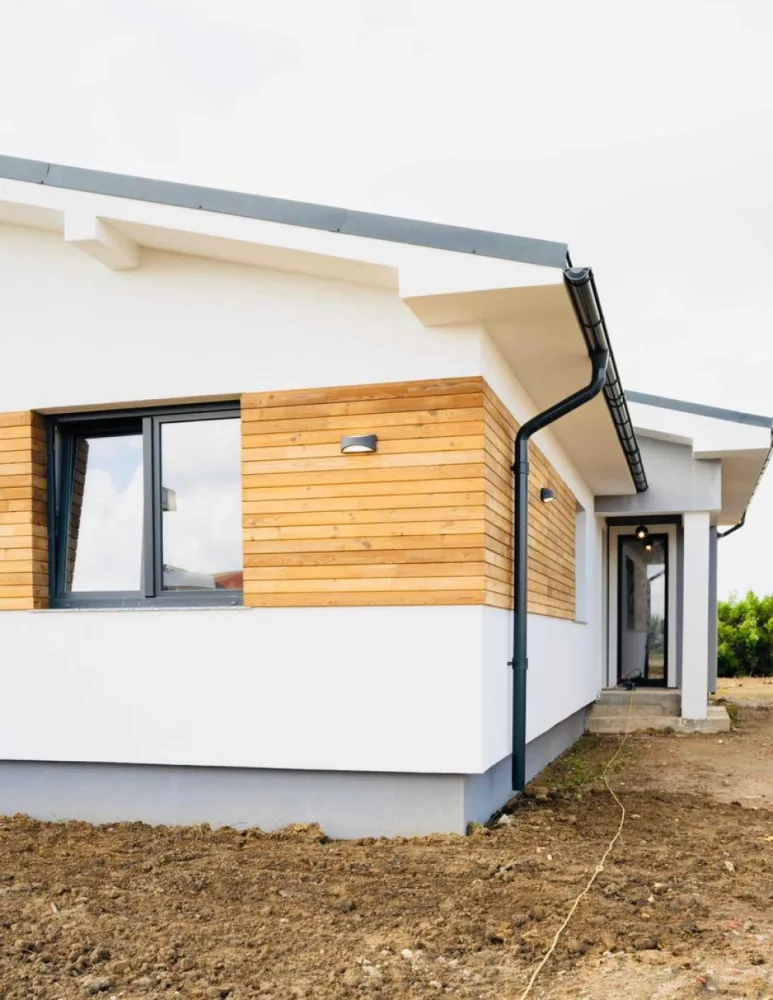 Vând casă zona Martinesti / Odoreu, strada Metropolis - Vand Casa noua - Zona Odoreului str. Atena/Metropolis

Compartimentare: living, bucatarie, 3 dormitoare, 2 bai, dressing, terasa acoperita

Suprafata constructiei este de 173 mp

Suprafata terenului este de 4.5 ari

Utilitati: Curent , Gaz , Apa , Canal , RDS

Bransamente incluse in pret: APA, GAZ, CURENT

DESIGN INTERIOR INCLUS IN PRET

Casa se preda cu exteriorul complet finisat, interior vopsit in alb cu prize si intrerupatoare

- Interior tencuit, gletuit 3 maini si Vopsit Alb

- Geamuri termopan 3 sticle Salamander + pervaze exterioare granit

- Instalatie electrica + prize si intrerupatoare montate

- Instalatie sanitara + wc incastrate montate in ambele bai

- Incalzire in pardosea

- Exterior izolat cu polistiren grafitat de 15 cm

- Tavane izolate cu vata minerala 25 cm