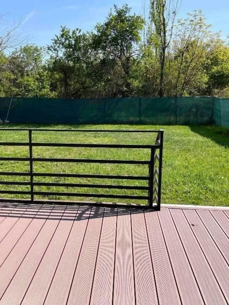 BRASADAS 6 cam gradina generoasa, garaj. - Agenția imobiliara BRASADAS vinde casa foarte luminoasa finalizata in 2024, la prima folosinta si inchiriere. Imobilul are 3 dormitoare, 3 bai, living open space, 2 camere mansardate, un garaj si o camera tehnica. Vila are 3 locuri de parcare si este situat in zona sectorului 1 din cartierul Henri Coanda, foarte aproape de mall Promenada.

Proprietatea noastra beneficiaza de o gradina generoasa, de peste 800 metri patrati, prevazuta cu sistem de irigare cu put propriu.
 
Imobilul este compartimentat astfel:
- DEMISOL 
 - o camera tehnica, 19 mp, hol 11 mp.
- PARTER: 
 - garaj de 18 mp inchis cu usa actionata cu telecomanda Hormann; din garaj accesul se face direct in casa 
 - living 38 mp, open space spatios cu iesire pe terasa, orientat spre sud
 - bucatarie 12 mp deschisa, complet mobilata si echipata
 - hol deschis in living 10 mp 
 - hol intrare 8 mp, cu usa intrare Hormann
 - baie 3 mp cu finisaje premium plus
- ETAJ 1: 
 - dormitor matrimonial 23 mp cu balcon 4 mp
 - dressing matrimonial 10 mp, complet mobilat
 - baie matrimoniala 7 mp, cu cada, dus si lavoar dublu
 - camera tineret 1 - 23 mp, cu balcon
 - camera tineret 2 - 15 mp
 - dressing tineret 6 mp, complet mobilat
 - baie cu cada si dus, 5 mp
- MANSARDA: 2 camere cu ferestre velux, care pot fi folosite ca birou, dormitoare, loc de joaca, sala fitness

Usile interioare au clante cu inchidere magnetica, mai usor de folosit si mai fiabile decat varianta clasica de usi. 

Casa este pozitionata cu terasa si livingul spre sud, ceea ce ofera suficienta lumina in special in perioadele anului cu mai putina luminozitate. Acesta principiul corect de pozitionare a unei case eficienta energetic. Toate ferestrele sunt prevazute cu jaluzele exterioare, care ofera o si mai buna izolare in timpul perioadelor reci si umbra racoroasa in perioada verii. Casa este izolata cu polistiren de 10 cm, iar geamurile sunt tripan de 4mm.

Vila este prevazuta cu 3 panouri solare, care asigura necesarul de apa calda in perioadele insorite. 

La inchiriere, casa urmeaza sa fie echipata cu 6 sisteme de aer conditionat, cate unul in fiecare camera, bucataria va fi echipata si cu masina spalat vase Bosch, frigider Bosch, cuptoare Electrolux. La demisol este prevazuta o masina de spalat haine si o centrala termica (pe gaz sau curent).

Cartierul poate fi accesat usor si cu autobuz cu conexiune Piata Charles de Gaulle si Dorobanti. De asemenea, in cartier sunt 2 locuri de joaca si un spatiu de promenada.

Proprietatea dispune de acces facil catre principalele puncte de interes ale zonei de Nord: Promenada, Pipera Plaza, Baneasa Shopping City, Ikea, Verita International School, Liceul teoretic Scoala Mea, Liceul bilingv Ita Wegman, Liceul teoretic Genesis, Scoala Herastrau.