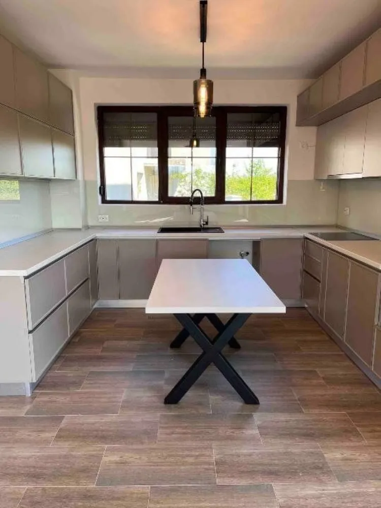 BRASADAS 6 cam gradina generoasa, garaj. - Agenția imobiliara BRASADAS vinde casa foarte luminoasa finalizata in 2024, la prima folosinta si inchiriere. Imobilul are 3 dormitoare, 3 bai, living open space, 2 camere mansardate, un garaj si o camera tehnica. Vila are 3 locuri de parcare si este situat in zona sectorului 1 din cartierul Henri Coanda, foarte aproape de mall Promenada.

Proprietatea noastra beneficiaza de o gradina generoasa, de peste 800 metri patrati, prevazuta cu sistem de irigare cu put propriu.
 
Imobilul este compartimentat astfel:
- DEMISOL 
 - o camera tehnica, 19 mp, hol 11 mp.
- PARTER: 
 - garaj de 18 mp inchis cu usa actionata cu telecomanda Hormann; din garaj accesul se face direct in casa 
 - living 38 mp, open space spatios cu iesire pe terasa, orientat spre sud
 - bucatarie 12 mp deschisa, complet mobilata si echipata
 - hol deschis in living 10 mp 
 - hol intrare 8 mp, cu usa intrare Hormann
 - baie 3 mp cu finisaje premium plus
- ETAJ 1: 
 - dormitor matrimonial 23 mp cu balcon 4 mp
 - dressing matrimonial 10 mp, complet mobilat
 - baie matrimoniala 7 mp, cu cada, dus si lavoar dublu
 - camera tineret 1 - 23 mp, cu balcon
 - camera tineret 2 - 15 mp
 - dressing tineret 6 mp, complet mobilat
 - baie cu cada si dus, 5 mp
- MANSARDA: 2 camere cu ferestre velux, care pot fi folosite ca birou, dormitoare, loc de joaca, sala fitness

Usile interioare au clante cu inchidere magnetica, mai usor de folosit si mai fiabile decat varianta clasica de usi. 

Casa este pozitionata cu terasa si livingul spre sud, ceea ce ofera suficienta lumina in special in perioadele anului cu mai putina luminozitate. Acesta principiul corect de pozitionare a unei case eficienta energetic. Toate ferestrele sunt prevazute cu jaluzele exterioare, care ofera o si mai buna izolare in timpul perioadelor reci si umbra racoroasa in perioada verii. Casa este izolata cu polistiren de 10 cm, iar geamurile sunt tripan de 4mm.

Vila este prevazuta cu 3 panouri solare, care asigura necesarul de apa calda in perioadele insorite. 

La inchiriere, casa urmeaza sa fie echipata cu 6 sisteme de aer conditionat, cate unul in fiecare camera, bucataria va fi echipata si cu masina spalat vase Bosch, frigider Bosch, cuptoare Electrolux. La demisol este prevazuta o masina de spalat haine si o centrala termica (pe gaz sau curent).

Cartierul poate fi accesat usor si cu autobuz cu conexiune Piata Charles de Gaulle si Dorobanti. De asemenea, in cartier sunt 2 locuri de joaca si un spatiu de promenada.

Proprietatea dispune de acces facil catre principalele puncte de interes ale zonei de Nord: Promenada, Pipera Plaza, Baneasa Shopping City, Ikea, Verita International School, Liceul teoretic Scoala Mea, Liceul bilingv Ita Wegman, Liceul teoretic Genesis, Scoala Herastrau.