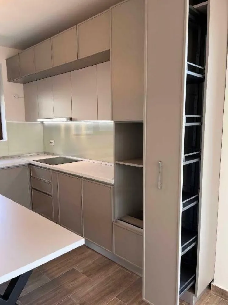 BRASADAS 6 cam gradina generoasa, garaj. - Agenția imobiliara BRASADAS vinde casa foarte luminoasa finalizata in 2024, la prima folosinta si inchiriere. Imobilul are 3 dormitoare, 3 bai, living open space, 2 camere mansardate, un garaj si o camera tehnica. Vila are 3 locuri de parcare si este situat in zona sectorului 1 din cartierul Henri Coanda, foarte aproape de mall Promenada.

Proprietatea noastra beneficiaza de o gradina generoasa, de peste 800 metri patrati, prevazuta cu sistem de irigare cu put propriu.
 
Imobilul este compartimentat astfel:
- DEMISOL 
 - o camera tehnica, 19 mp, hol 11 mp.
- PARTER: 
 - garaj de 18 mp inchis cu usa actionata cu telecomanda Hormann; din garaj accesul se face direct in casa 
 - living 38 mp, open space spatios cu iesire pe terasa, orientat spre sud
 - bucatarie 12 mp deschisa, complet mobilata si echipata
 - hol deschis in living 10 mp 
 - hol intrare 8 mp, cu usa intrare Hormann
 - baie 3 mp cu finisaje premium plus
- ETAJ 1: 
 - dormitor matrimonial 23 mp cu balcon 4 mp
 - dressing matrimonial 10 mp, complet mobilat
 - baie matrimoniala 7 mp, cu cada, dus si lavoar dublu
 - camera tineret 1 - 23 mp, cu balcon
 - camera tineret 2 - 15 mp
 - dressing tineret 6 mp, complet mobilat
 - baie cu cada si dus, 5 mp
- MANSARDA: 2 camere cu ferestre velux, care pot fi folosite ca birou, dormitoare, loc de joaca, sala fitness

Usile interioare au clante cu inchidere magnetica, mai usor de folosit si mai fiabile decat varianta clasica de usi. 

Casa este pozitionata cu terasa si livingul spre sud, ceea ce ofera suficienta lumina in special in perioadele anului cu mai putina luminozitate. Acesta principiul corect de pozitionare a unei case eficienta energetic. Toate ferestrele sunt prevazute cu jaluzele exterioare, care ofera o si mai buna izolare in timpul perioadelor reci si umbra racoroasa in perioada verii. Casa este izolata cu polistiren de 10 cm, iar geamurile sunt tripan de 4mm.

Vila este prevazuta cu 3 panouri solare, care asigura necesarul de apa calda in perioadele insorite. 

La inchiriere, casa urmeaza sa fie echipata cu 6 sisteme de aer conditionat, cate unul in fiecare camera, bucataria va fi echipata si cu masina spalat vase Bosch, frigider Bosch, cuptoare Electrolux. La demisol este prevazuta o masina de spalat haine si o centrala termica (pe gaz sau curent).

Cartierul poate fi accesat usor si cu autobuz cu conexiune Piata Charles de Gaulle si Dorobanti. De asemenea, in cartier sunt 2 locuri de joaca si un spatiu de promenada.

Proprietatea dispune de acces facil catre principalele puncte de interes ale zonei de Nord: Promenada, Pipera Plaza, Baneasa Shopping City, Ikea, Verita International School, Liceul teoretic Scoala Mea, Liceul bilingv Ita Wegman, Liceul teoretic Genesis, Scoala Herastrau.