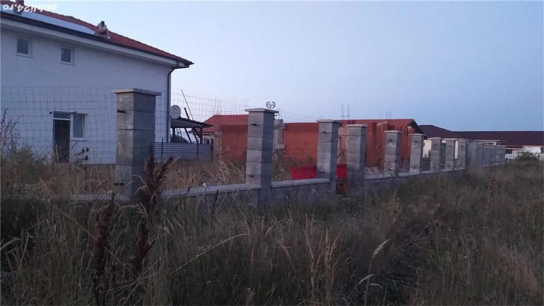 casa duplex cu etaj in faza de constructie la 5 km de satu mare pret acuma in faza aceasta 45000eu - vand duplex cu etaj suprafata de 144mp parter si 144 mp etaj in faza de constructie a unei parti din casa fundatie si zidit ,cu gard din boltari ,str principala inainte de Cionchesti la aproximativ 8 km de centru orasului SATU MARE pret asa in faza actuala 45000 euro ,sant direct constructor pret discutabil accept si la schimb cu apartament cu 2 sau3 camere in satu mare detalii la tel pozele sunt reale prima este conform proiectului a doua este asa in faza de constructie cum este acuma pretul este asa cum este acuma