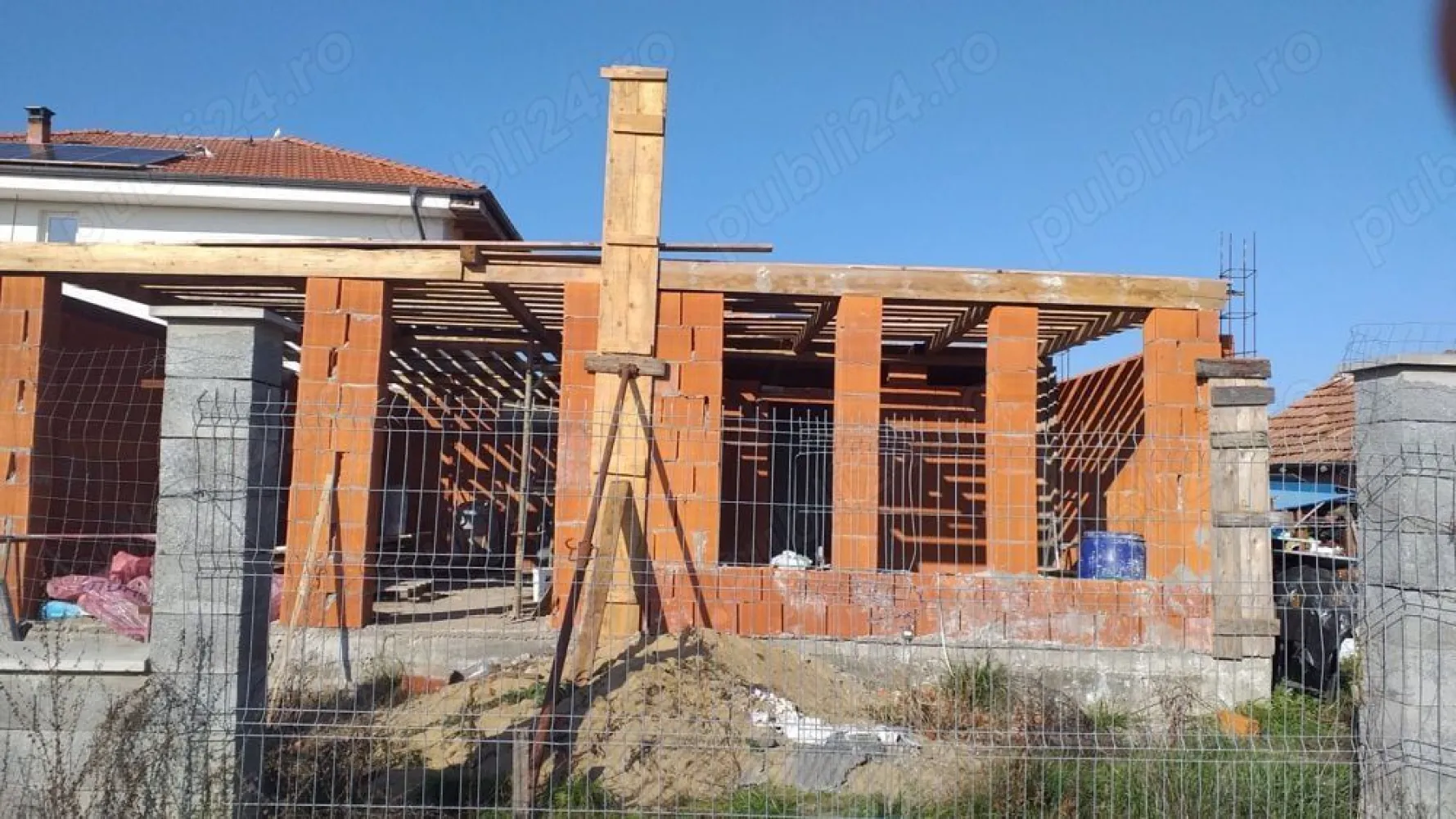 casa duplex cu etaj in faza de constructie la 5 km de satu mare pret acuma in faza aceasta 45000eu - vand duplex cu etaj suprafata de 144mp parter si 144 mp etaj in faza de constructie a unei parti din casa fundatie si zidit ,cu gard din boltari ,str principala inainte de Cionchesti la aproximativ 8 km de centru orasului SATU MARE pret asa in faza actuala 45000 euro ,sant direct constructor pret discutabil accept si la schimb cu apartament cu 2 sau3 camere in satu mare detalii la tel pozele sunt reale prima este conform proiectului a doua este asa in faza de constructie cum este acuma pretul este asa cum este acuma