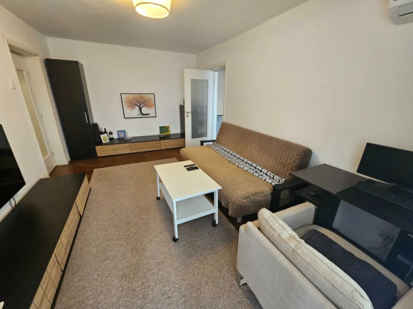 Apartament 2 camere, Et 3/4, Baba Novac, IOR, Proprietar - Proprietar, vand apartament 2 camere situat la etajul 3/4, intr-un bloc din caramida, intr-o zona linistita si verde din Gheoghe Petrascu, Sector 3.

Suprafata totala: 48,15 mp

Apartamentul se vinde mobilat partial, cu:
- Mobilier de bucatarie (cu electrocasnice: cuptor, plita, frigider)
- Mobilier baie
- Usa metalica

Dotari tehnice si confort:
- Apometre si repartitoare
- Balcon inchis si izolat
- 2 Aparate de aer conditionat
- Izolare temica exterioara

Constructie solida, foarte calduroasa iarna, datorita peretilor grosi din caramida.
Loc de parcare.

Pozitionare excelenta – totul aproape:
- 3 min de mers pe jos pana la Parcul IOR
- 7 min pana la Arena Nationala
- 12 min pana la Metrou Piata Muncii
- 10 min pana la Mall ParkLake

Zona este una dintre cele mai apreciate din Sector 3 – cu aer curat, multa verdeata si acces rapid la toate facilitatile.

Pret: 80.000 EUR – direct proprietar, fara comision.
Rog seriozitate. Nu doresc colaborare cu agentii imobiliare