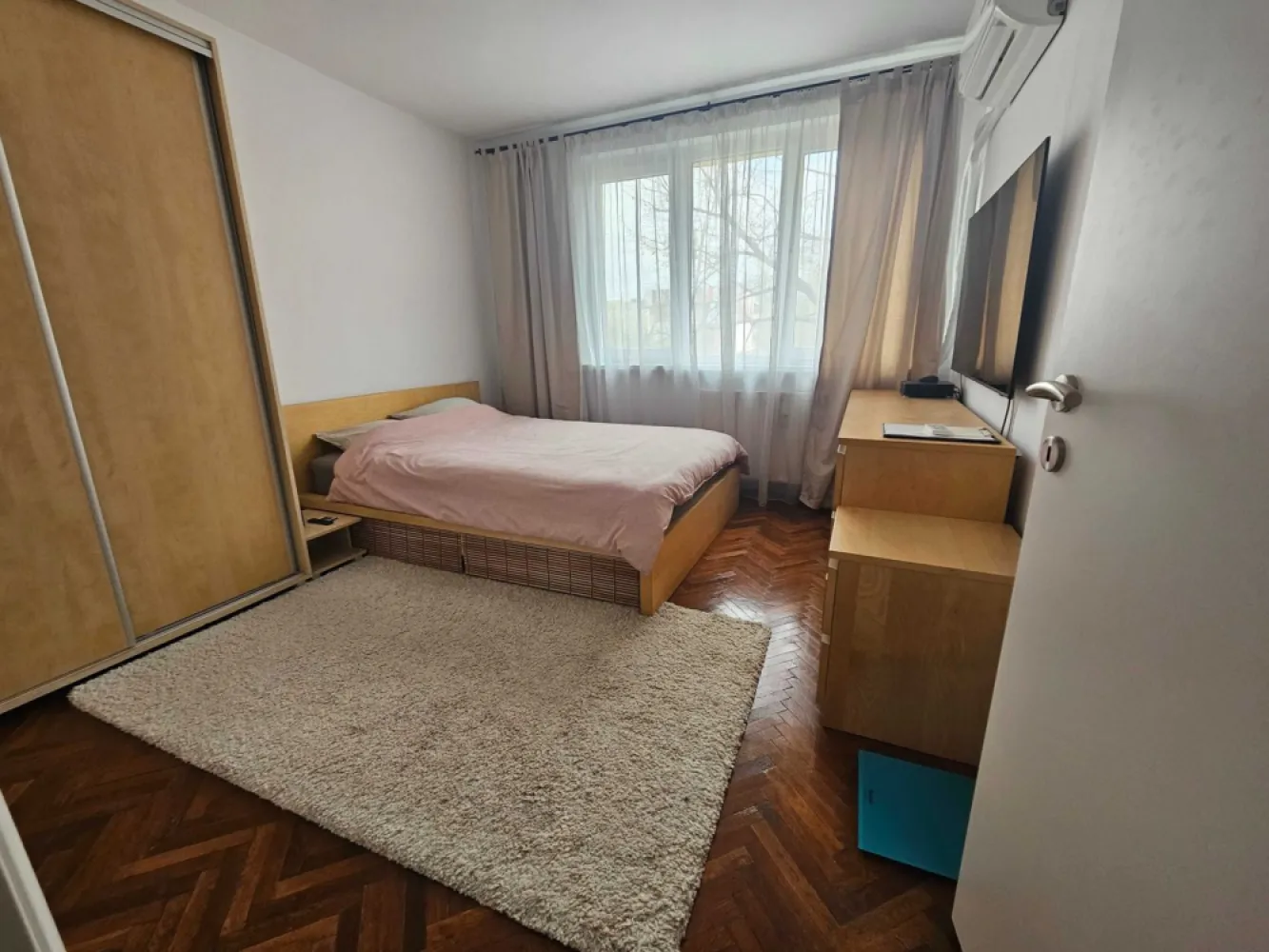 Apartament 2 camere, Et 3/4, Baba Novac, IOR, Proprietar - Proprietar, vand apartament 2 camere situat la etajul 3/4, intr-un bloc din caramida, intr-o zona linistita si verde din Gheoghe Petrascu, Sector 3.

Suprafata totala: 48,15 mp

Apartamentul se vinde mobilat partial, cu:
- Mobilier de bucatarie (cu electrocasnice: cuptor, plita, frigider)
- Mobilier baie
- Usa metalica

Dotari tehnice si confort:
- Apometre si repartitoare
- Balcon inchis si izolat
- 2 Aparate de aer conditionat
- Izolare temica exterioara

Constructie solida, foarte calduroasa iarna, datorita peretilor grosi din caramida.
Loc de parcare.

Pozitionare excelenta – totul aproape:
- 3 min de mers pe jos pana la Parcul IOR
- 7 min pana la Arena Nationala
- 12 min pana la Metrou Piata Muncii
- 10 min pana la Mall ParkLake

Zona este una dintre cele mai apreciate din Sector 3 – cu aer curat, multa verdeata si acces rapid la toate facilitatile.

Pret: 80.000 EUR – direct proprietar, fara comision.
Rog seriozitate. Nu doresc colaborare cu agentii imobiliare