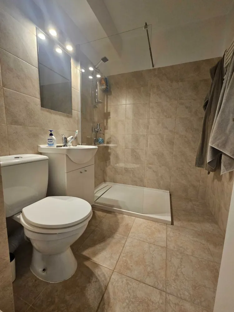 Apartament 2 camere, Et 3/4, Baba Novac, IOR, Proprietar - Proprietar, vand apartament 2 camere situat la etajul 3/4, intr-un bloc din caramida, intr-o zona linistita si verde din Gheoghe Petrascu, Sector 3.

Suprafata totala: 48,15 mp

Apartamentul se vinde mobilat partial, cu:
- Mobilier de bucatarie (cu electrocasnice: cuptor, plita, frigider)
- Mobilier baie
- Usa metalica

Dotari tehnice si confort:
- Apometre si repartitoare
- Balcon inchis si izolat
- 2 Aparate de aer conditionat
- Izolare temica exterioara

Constructie solida, foarte calduroasa iarna, datorita peretilor grosi din caramida.
Loc de parcare.

Pozitionare excelenta – totul aproape:
- 3 min de mers pe jos pana la Parcul IOR
- 7 min pana la Arena Nationala
- 12 min pana la Metrou Piata Muncii
- 10 min pana la Mall ParkLake

Zona este una dintre cele mai apreciate din Sector 3 – cu aer curat, multa verdeata si acces rapid la toate facilitatile.

Pret: 80.000 EUR – direct proprietar, fara comision.
Rog seriozitate. Nu doresc colaborare cu agentii imobiliare