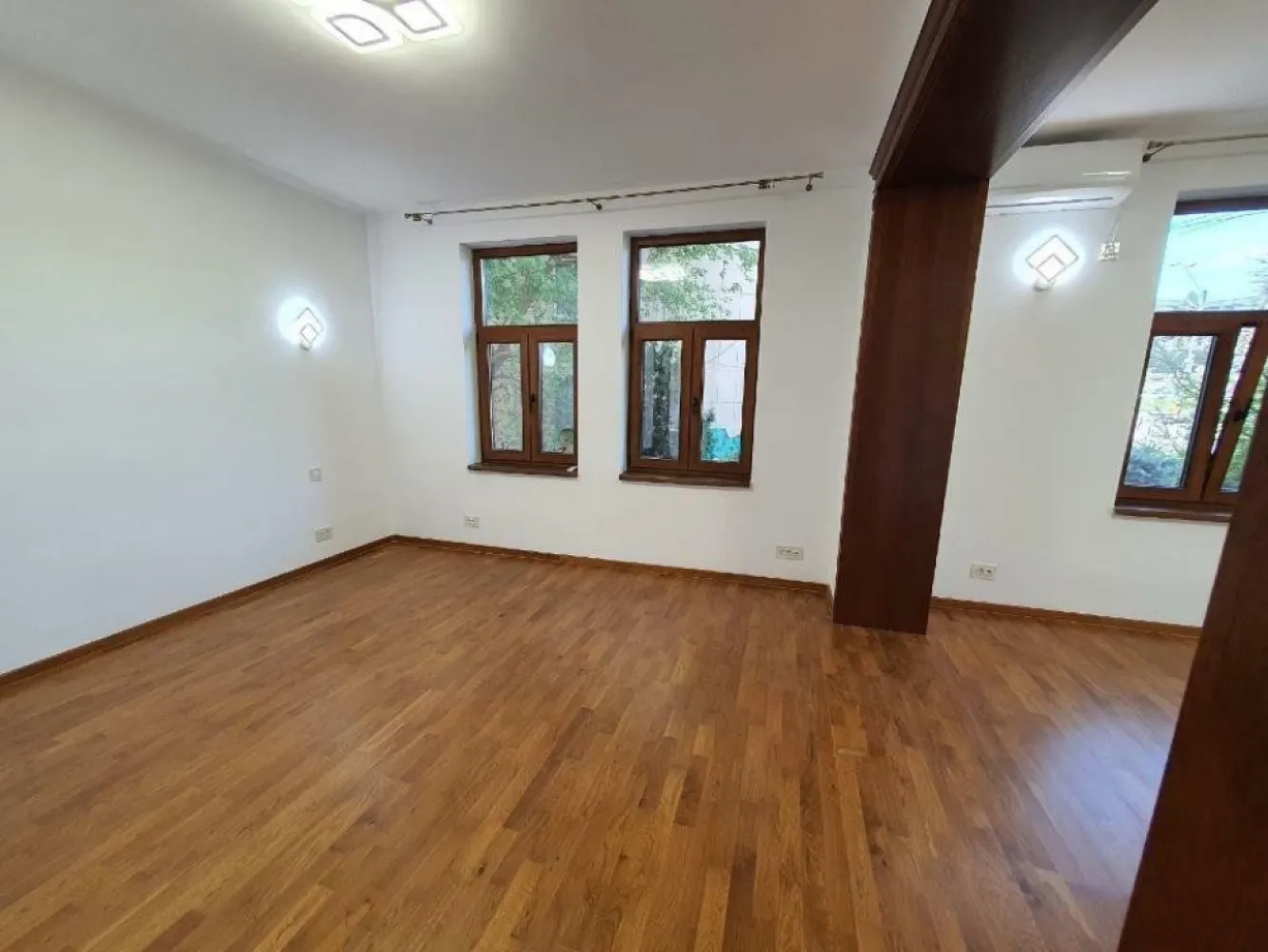 Închiriem ap in casa Cotroceni - Va propunem spre inchiriere un apartament in casa, având o suprafata de 120 mp, un parter şi demisol intr-o vila deosebita in una din cele mai linistite zone din Cotroceni, foarte aproape de Academia Militară, Parc Romniceanu, staţia de metrou Eroilor/ Academiei; Grădina Botanica, Palatul Cotroceni, Facultatea de Medicina şi diverse centre comercialeâ€Ś Casa e renovată recent la cele mai înalte standarde! Are vitralii, parchet masiv, marmură şi elemente de cea mai bună calitate! 
 Confortul este asigurat atat de suprafetele generoase, de ferestrele mari si luminoase cât şi de curtea verde aferentă.
Apartament pretabil atât pentru locuit cât si pentru spatii de birouri.