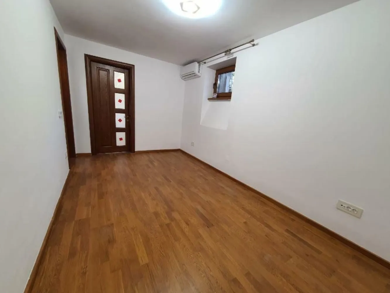 Închiriem ap in casa Cotroceni - Va propunem spre inchiriere un apartament in casa, având o suprafata de 120 mp, un parter şi demisol intr-o vila deosebita in una din cele mai linistite zone din Cotroceni, foarte aproape de Academia Militară, Parc Romniceanu, staţia de metrou Eroilor/ Academiei; Grădina Botanica, Palatul Cotroceni, Facultatea de Medicina şi diverse centre comercialeâ€Ś Casa e renovată recent la cele mai înalte standarde! Are vitralii, parchet masiv, marmură şi elemente de cea mai bună calitate! 
 Confortul este asigurat atat de suprafetele generoase, de ferestrele mari si luminoase cât şi de curtea verde aferentă.
Apartament pretabil atât pentru locuit cât si pentru spatii de birouri.