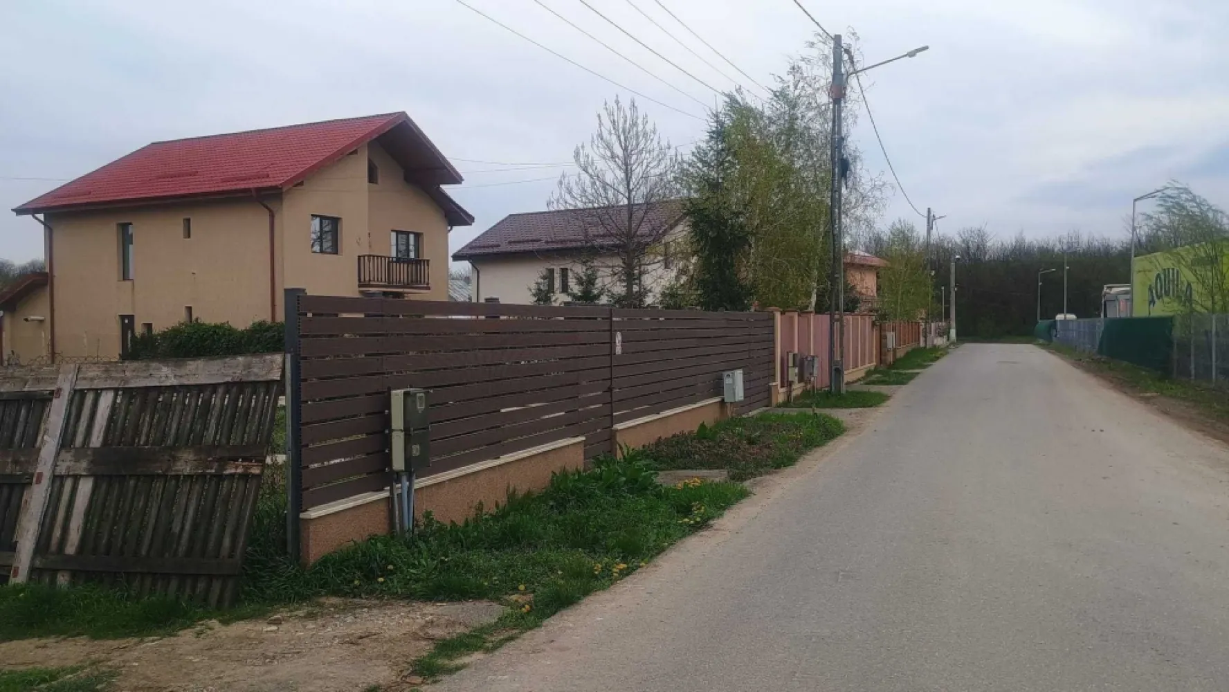 Teren de vanzare in nordul capitalei, langă padure - Vand teren intravilan (3 loturi alaturate, 550 mp un lot, cu drum de servitute).
Sunt situate in Balotesti, intr-o zona verde, cu padure si lacuri in apropiere, dar si aproape de toate cele necesare – magazine, scoli, gradinite, spital, etc. Un loc foarte bun pentru o casa de familie.

Loturile sunt dreptunghiulare, fiecare cu:
Deschidere: 14,7 m
Adancime: 27,6 m
Drum de servitute lat de 7 m
Tot terenul e ingradit 
Zona aerisita, vecini ok, multe case si ansambluri rezidentiale in jur

Utilitati:
Gaz la ambele capete ale drumului
Curent si canalizare la intrarea din strada Lacul Vlasia

In apropiere (cu mașina):
Therme și DN1 Value Center – 10 min
Edenland și spitalul SRI – 5 min
Aeroport Otopeni + viitoarea stație de metrou – 15 min
Grădinițe, școli, magazine (Lidl, Carrefour, Hornbach, McDonald's, etc.) – 10 min

Vanzare direct de la proprietar. Actele sunt pregatite, vanzarea poate fi facuta rapid si fara probleme.

Pret: 36 euro/mp

Daca vrei locatia exacta, iti dau link de Google Maps sau Waze, il deschizi pe telefon si te duce direct acolo: maps.app.goo.gl/AgovpU4HTJkidkHs7