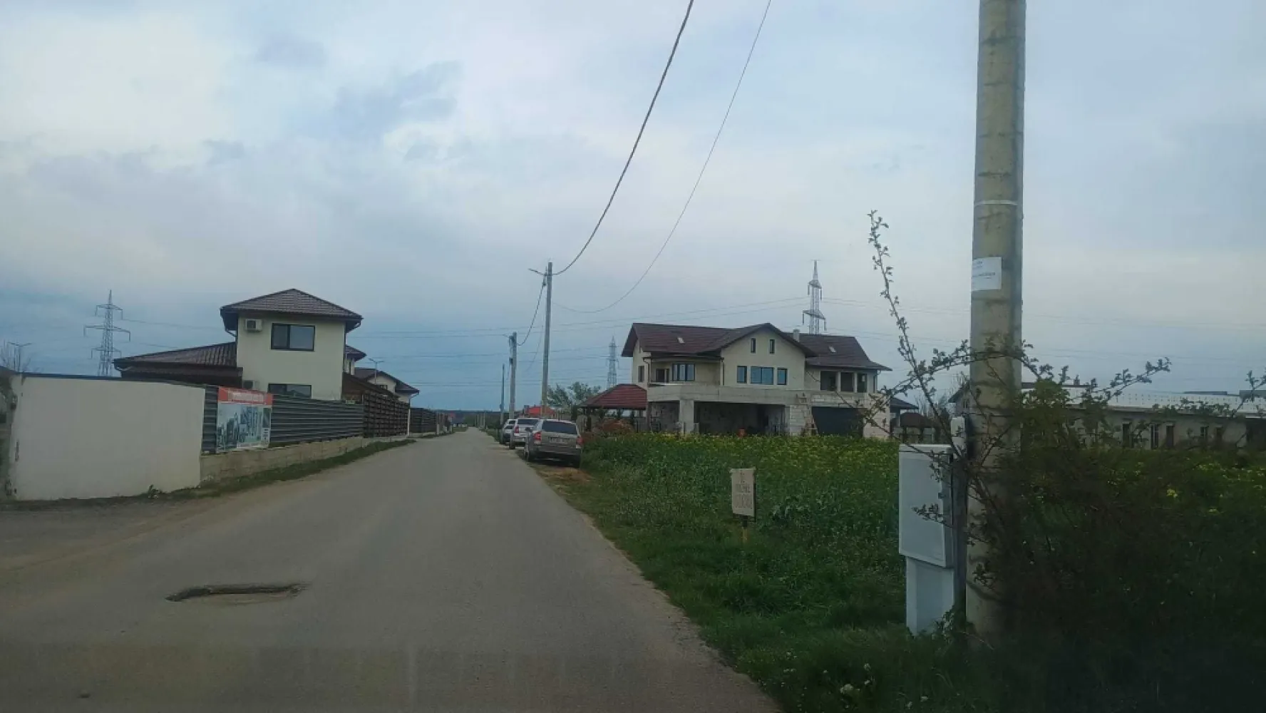 Teren de vanzare in nordul capitalei, langă padure - Vand teren intravilan (3 loturi alaturate, 550 mp un lot, cu drum de servitute).
Sunt situate in Balotesti, intr-o zona verde, cu padure si lacuri in apropiere, dar si aproape de toate cele necesare – magazine, scoli, gradinite, spital, etc. Un loc foarte bun pentru o casa de familie.

Loturile sunt dreptunghiulare, fiecare cu:
Deschidere: 14,7 m
Adancime: 27,6 m
Drum de servitute lat de 7 m
Tot terenul e ingradit 
Zona aerisita, vecini ok, multe case si ansambluri rezidentiale in jur

Utilitati:
Gaz la ambele capete ale drumului
Curent si canalizare la intrarea din strada Lacul Vlasia

In apropiere (cu mașina):
Therme și DN1 Value Center – 10 min
Edenland și spitalul SRI – 5 min
Aeroport Otopeni + viitoarea stație de metrou – 15 min
Grădinițe, școli, magazine (Lidl, Carrefour, Hornbach, McDonald's, etc.) – 10 min

Vanzare direct de la proprietar. Actele sunt pregatite, vanzarea poate fi facuta rapid si fara probleme.

Pret: 36 euro/mp

Daca vrei locatia exacta, iti dau link de Google Maps sau Waze, il deschizi pe telefon si te duce direct acolo: maps.app.goo.gl/AgovpU4HTJkidkHs7