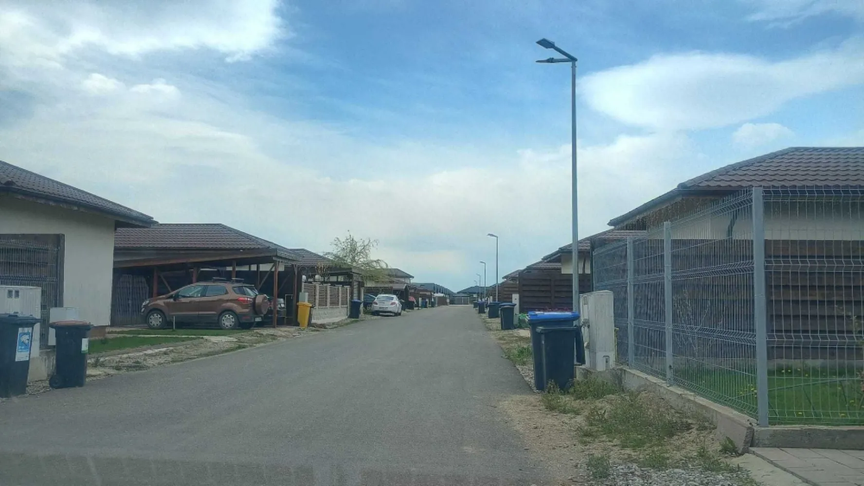 Teren de vanzare in nordul capitalei, langă padure - Vand teren intravilan (3 loturi alaturate, 550 mp un lot, cu drum de servitute).
Sunt situate in Balotesti, intr-o zona verde, cu padure si lacuri in apropiere, dar si aproape de toate cele necesare – magazine, scoli, gradinite, spital, etc. Un loc foarte bun pentru o casa de familie.

Loturile sunt dreptunghiulare, fiecare cu:
Deschidere: 14,7 m
Adancime: 27,6 m
Drum de servitute lat de 7 m
Tot terenul e ingradit 
Zona aerisita, vecini ok, multe case si ansambluri rezidentiale in jur

Utilitati:
Gaz la ambele capete ale drumului
Curent si canalizare la intrarea din strada Lacul Vlasia

In apropiere (cu mașina):
Therme și DN1 Value Center – 10 min
Edenland și spitalul SRI – 5 min
Aeroport Otopeni + viitoarea stație de metrou – 15 min
Grădinițe, școli, magazine (Lidl, Carrefour, Hornbach, McDonald's, etc.) – 10 min

Vanzare direct de la proprietar. Actele sunt pregatite, vanzarea poate fi facuta rapid si fara probleme.

Pret: 36 euro/mp

Daca vrei locatia exacta, iti dau link de Google Maps sau Waze, il deschizi pe telefon si te duce direct acolo: maps.app.goo.gl/AgovpU4HTJkidkHs7