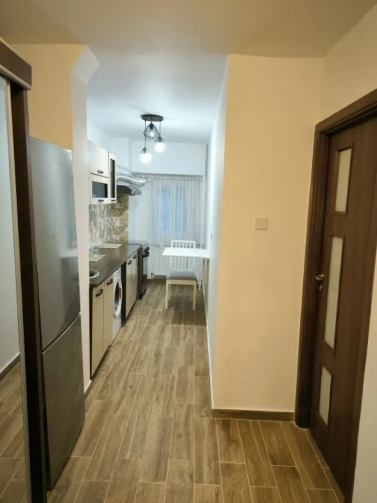 BRASADAS închiriază garsoniera tip Studio Mall Vitan. - Agenția imobiliara BRASADAS închiriază studio, etaj 2 din 8.

Blocul a fost anvelopat impreuna cu lifturile in 2023.
Locuinta este decomandata si se desfasoara pe o suprafata de 41 mp utili astfel:
-Hol intrare
-Baie
-Bucatarie
-Camera 
-Balcon inchis

S-a renovat in totalitate (2024) - a doua inchiriere.
Facilitati: aer conditionat pozitionat pe hol, masina de spalat achizitionata in iulie 2024, frigider achizitionat in iulie 2024, aragaz, obiecte sanitare de calitate, TV achizitionat in iulie 2024.