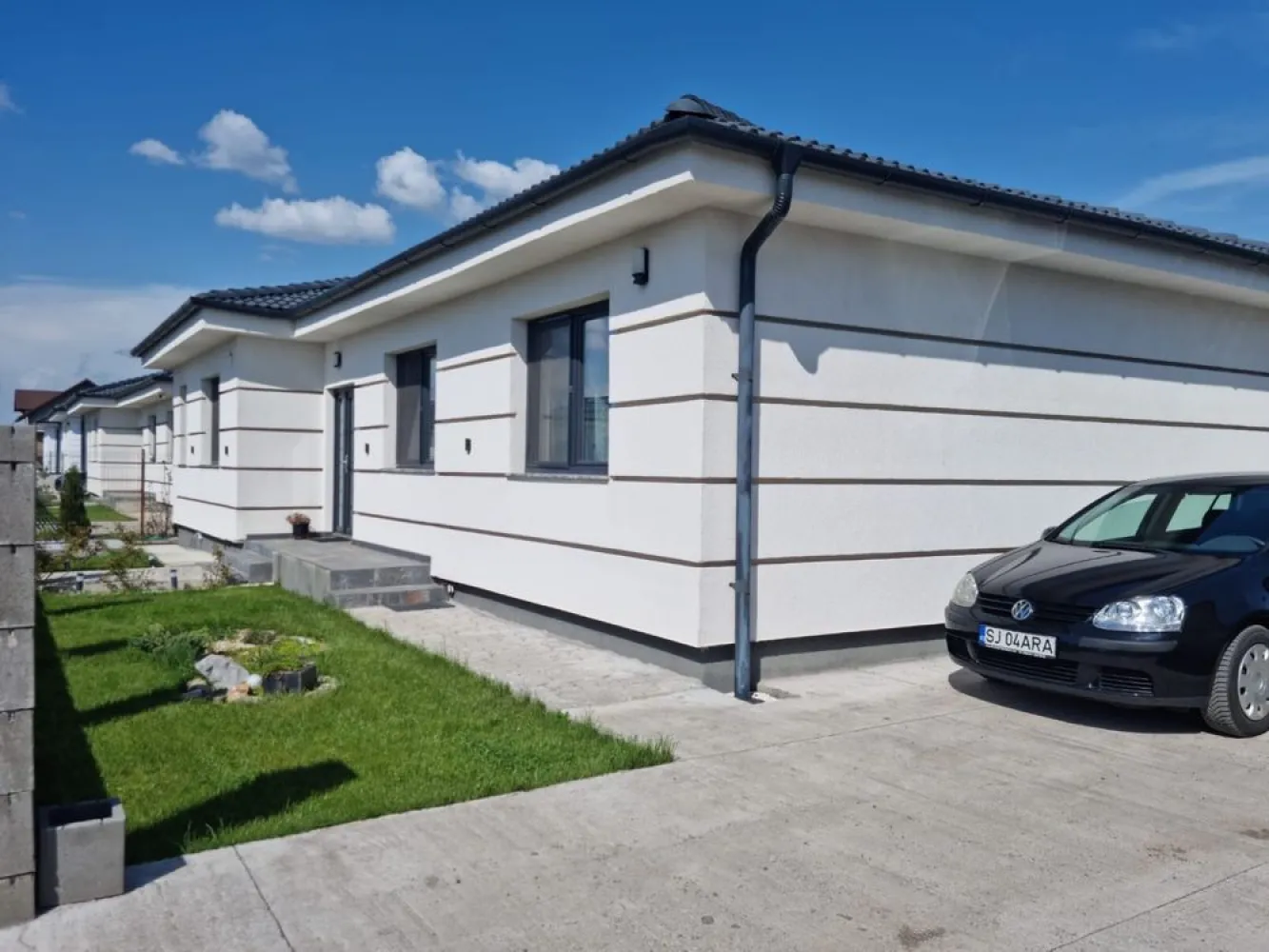 BRASADAS vinde casa NOUA zona Lucian Blaga - Agenția imobiliara BRASADAS vinde casa construita in 2024 in zona Lucian Blaga cu 3 dormitoare ( 2 mobilate 1 cu dressing) si 2 băi ( o baie semifinisată)
Suprafata utila 118mp si teren aferent 5 ari.